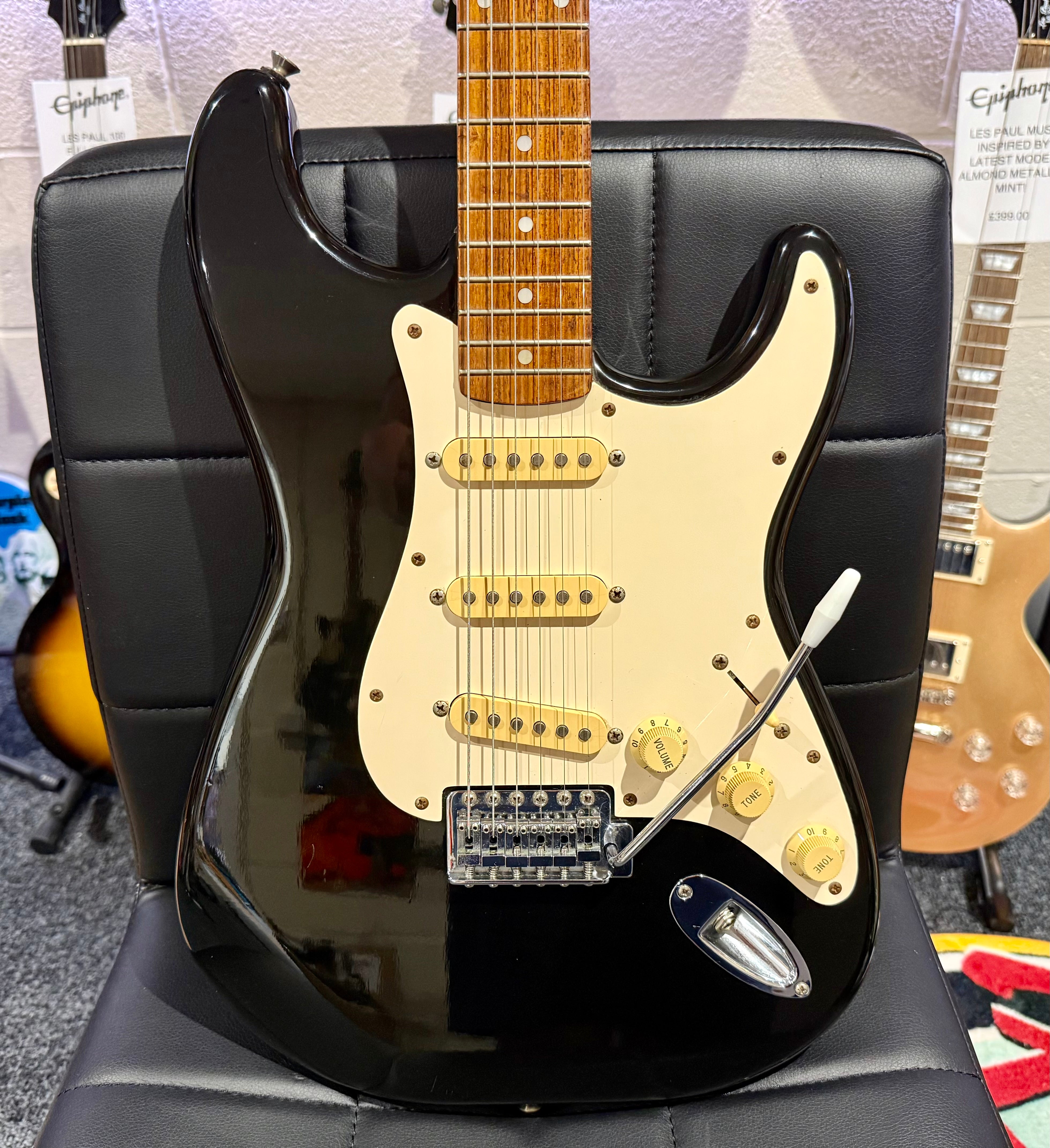 🌟RARE KOREAN🌟 1990’s Fender Squier Stratocaster~ Black & white Classic Strat!