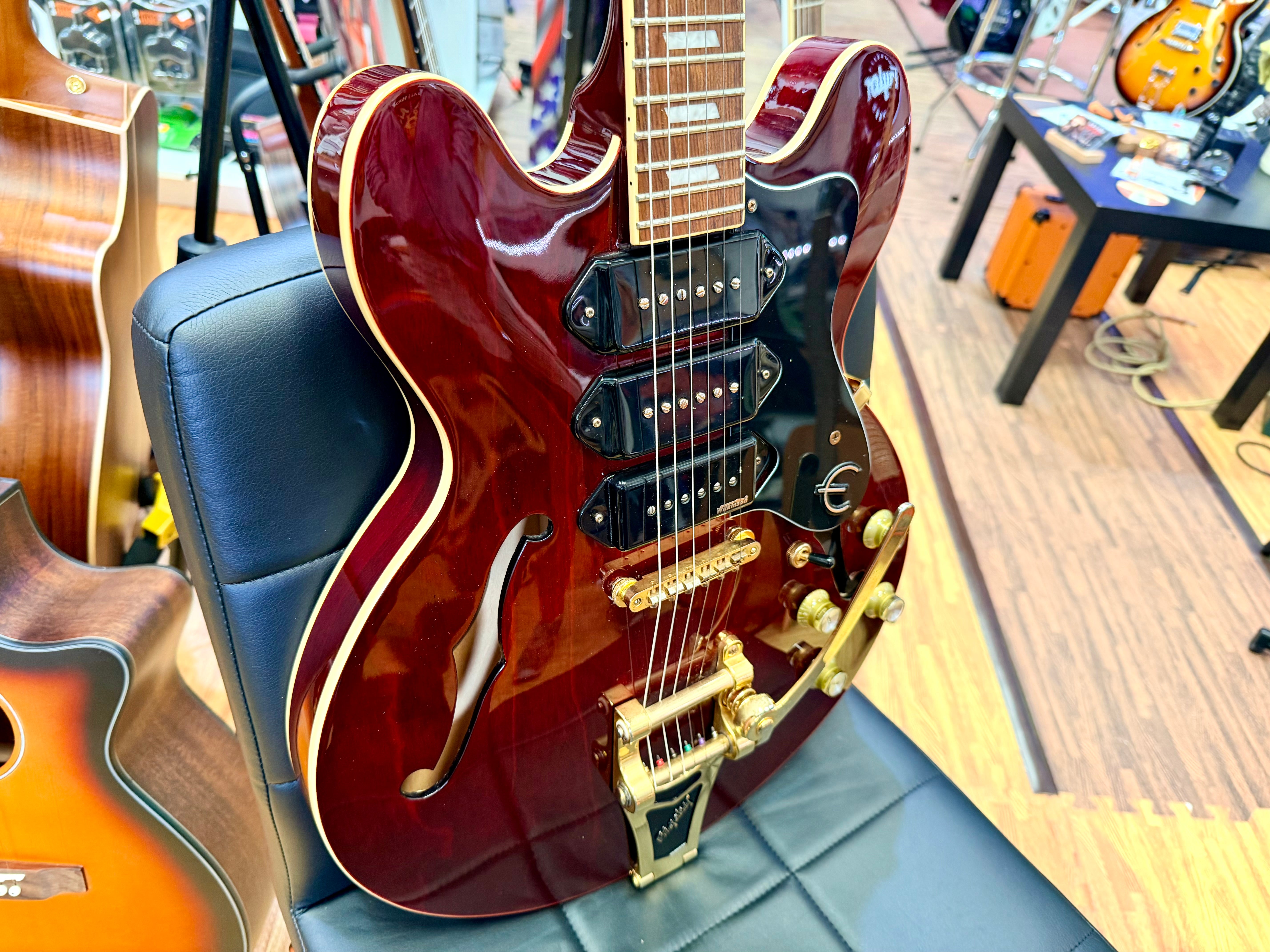 ✨2018✨ Epiphone Riviera Custom P93 Wine Red Bigsby P90 + New Gator Hard Case!