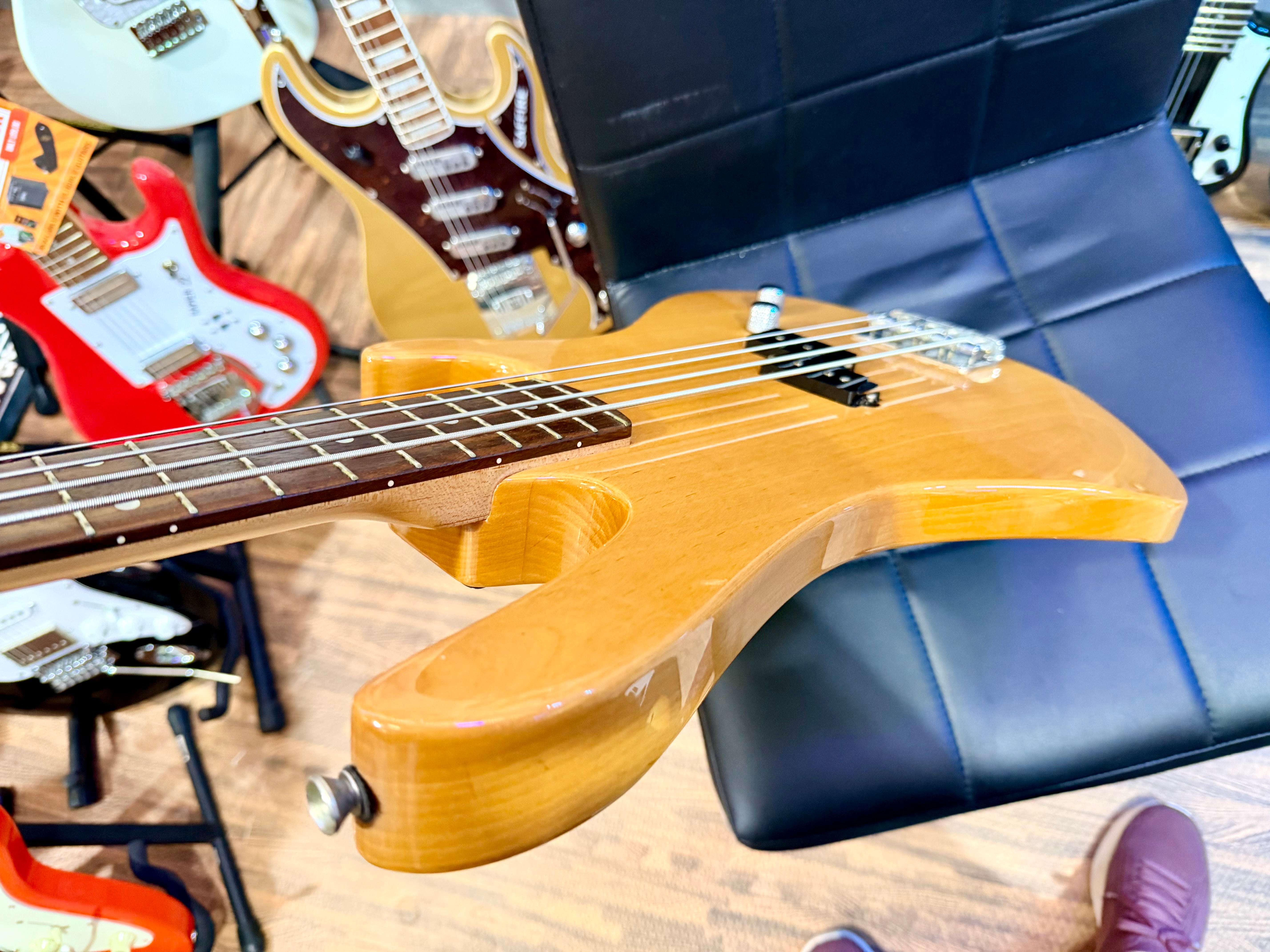 🎸 Washburn XB100 Electric Bass Guitar~ Hard Case~ Natural Gloss 🎸