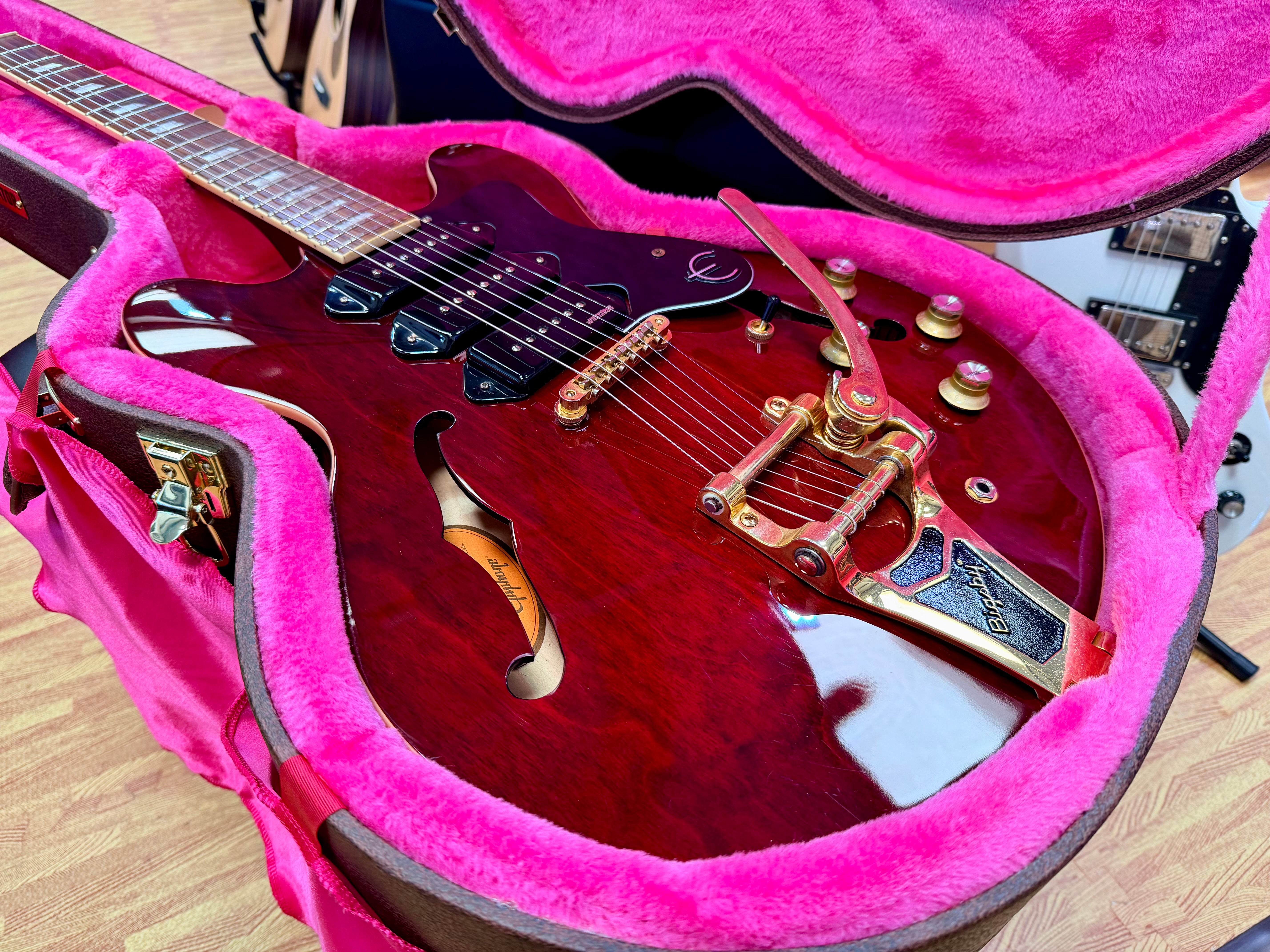 ✨2018✨ Epiphone Riviera Custom P93 Wine Red Bigsby P90 + New Gator Hard Case!