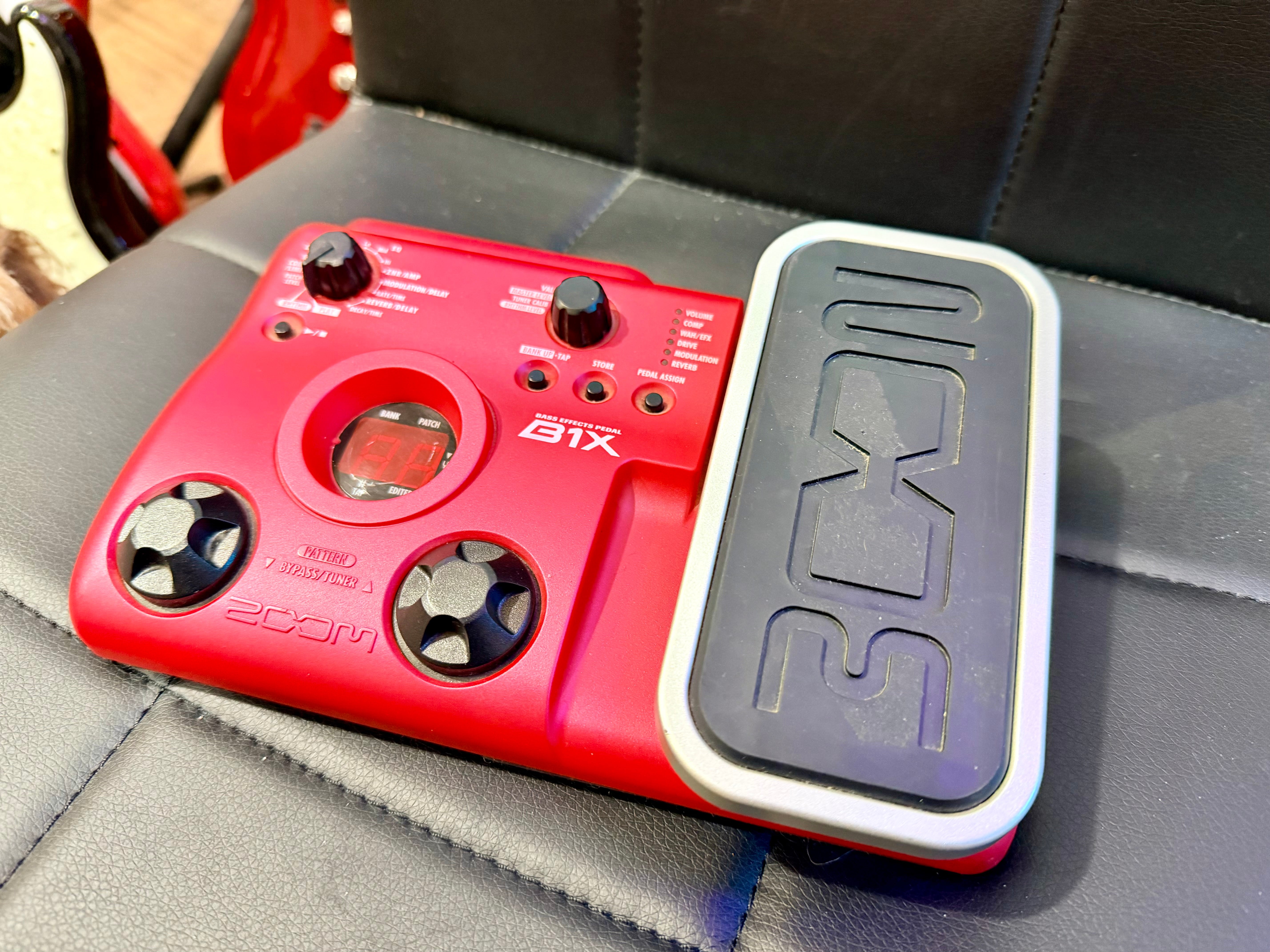 🎸 Zoom B1X Bass Multi-Effects Pedal~ Wah Pedal~ Tuner, Reverb Etc… 🎸