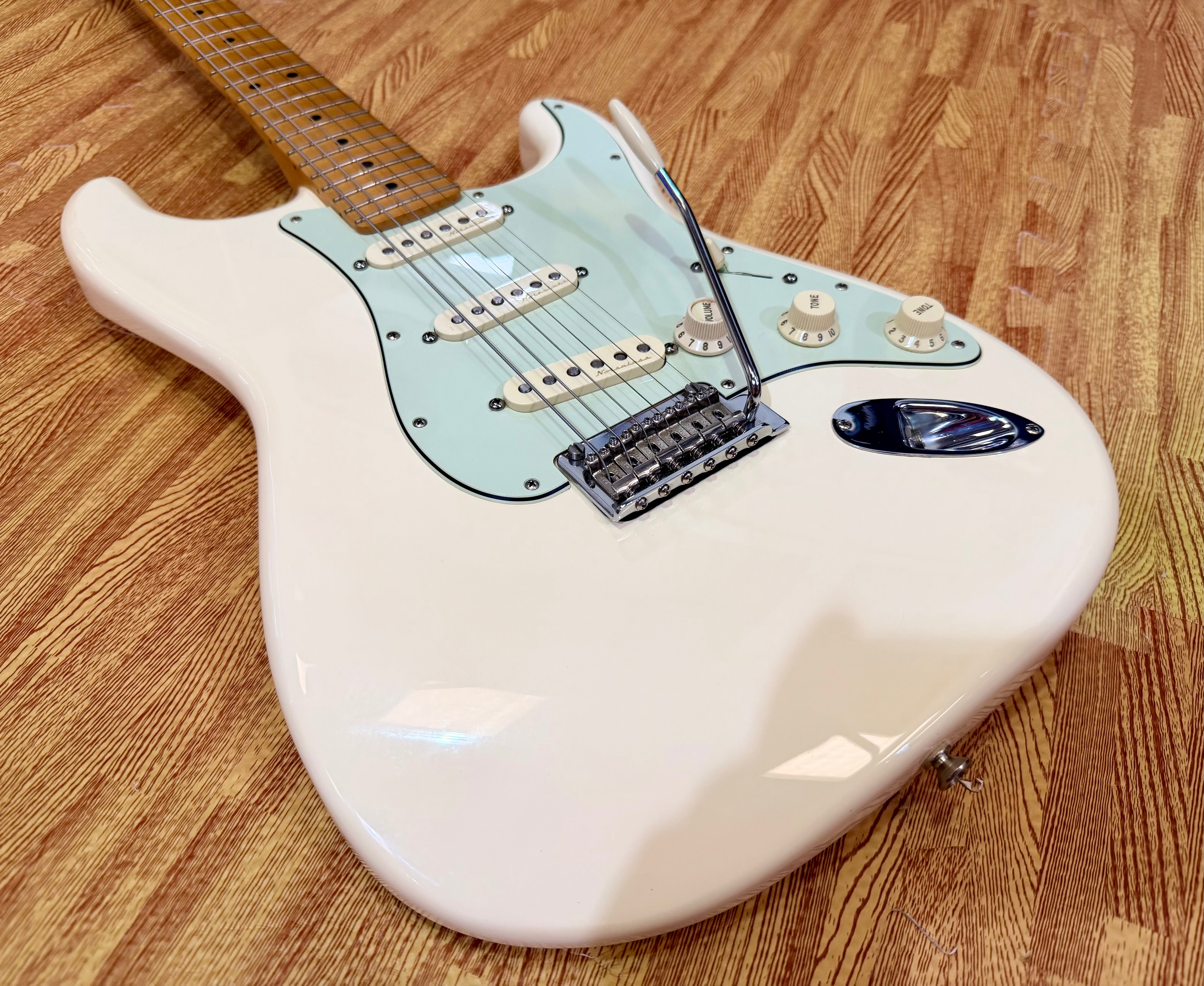 ✨2016✨ Fender Deluxe Roadhouse Stratocaster Electric Guitar~ MIM Vintage White!