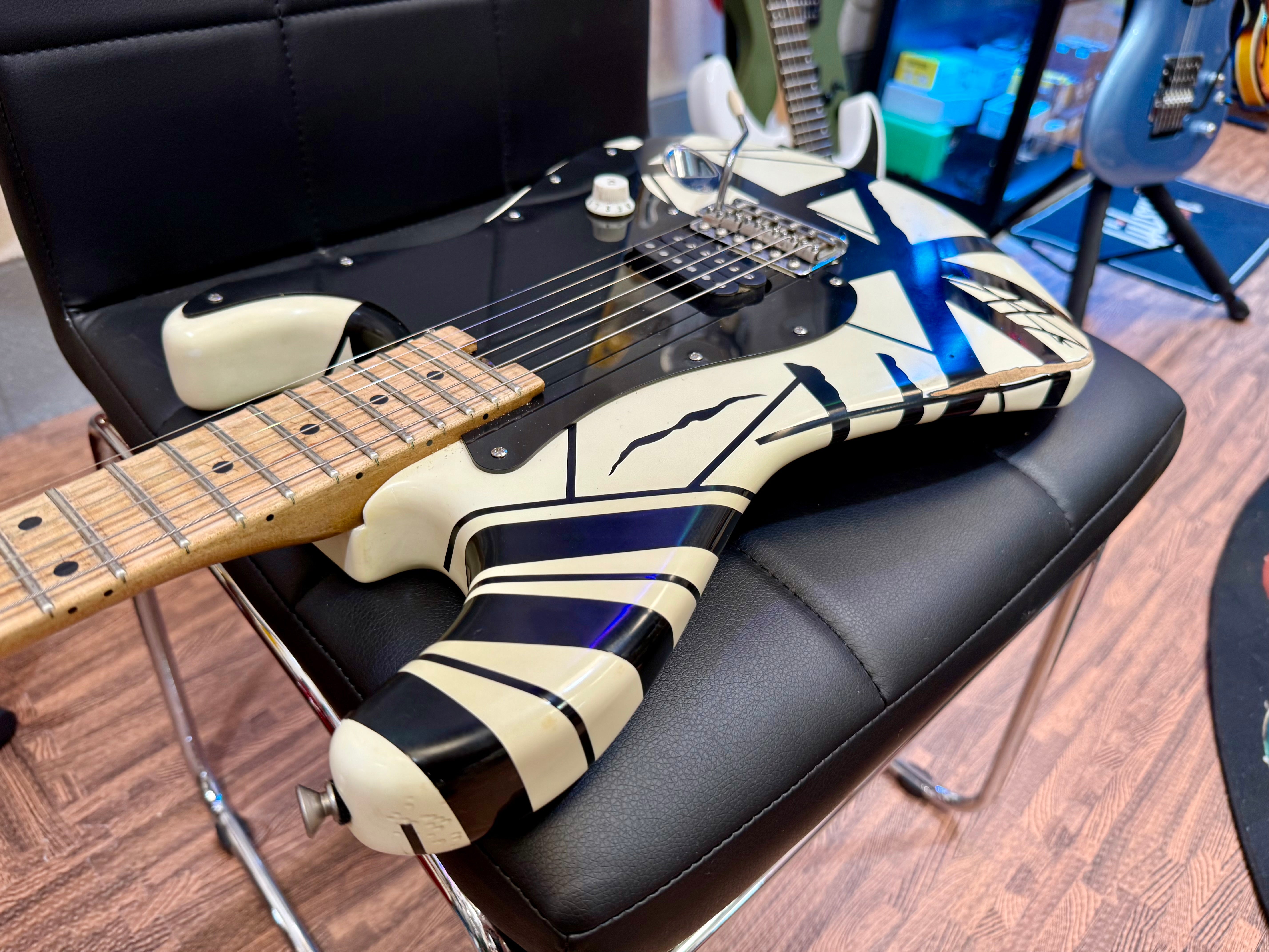 🔥2022🔥 EVH Striped Series '78 Eruption Relic~ White with Black Stripes~Gig Bag