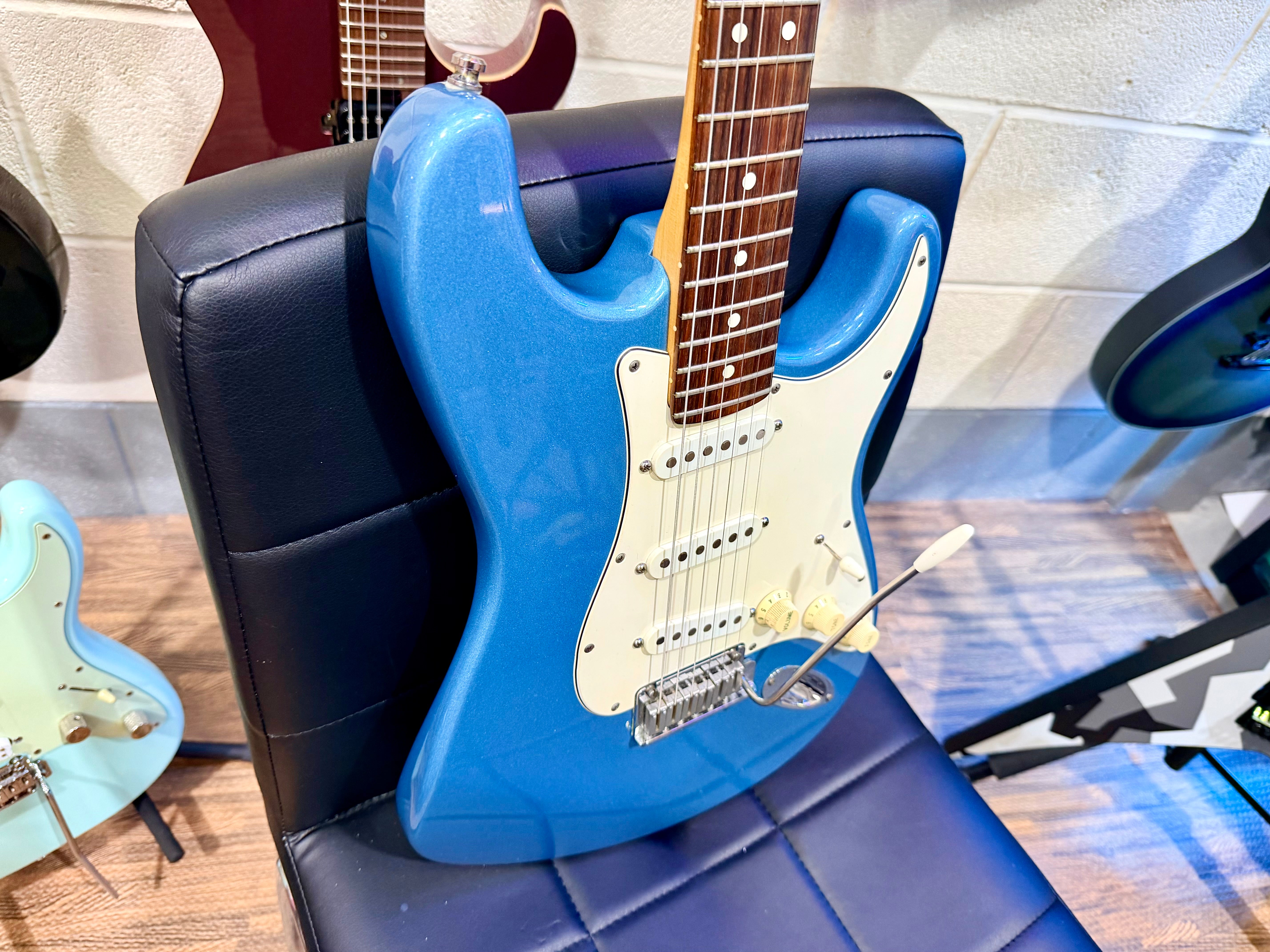 π1996π Fender Limited Edition American Standard Stratocaster~ Lake Placid Blue