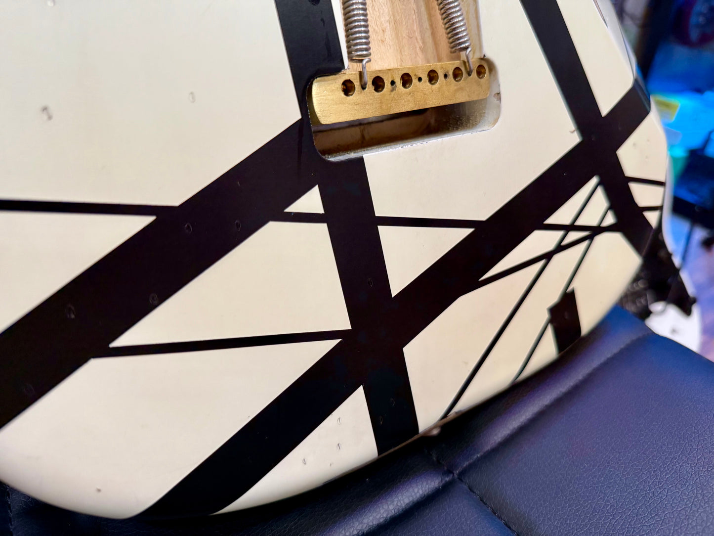 š„2022š„ EVH Striped Series '78 Eruption Relic~ White with Black Stripes~Gig Bag