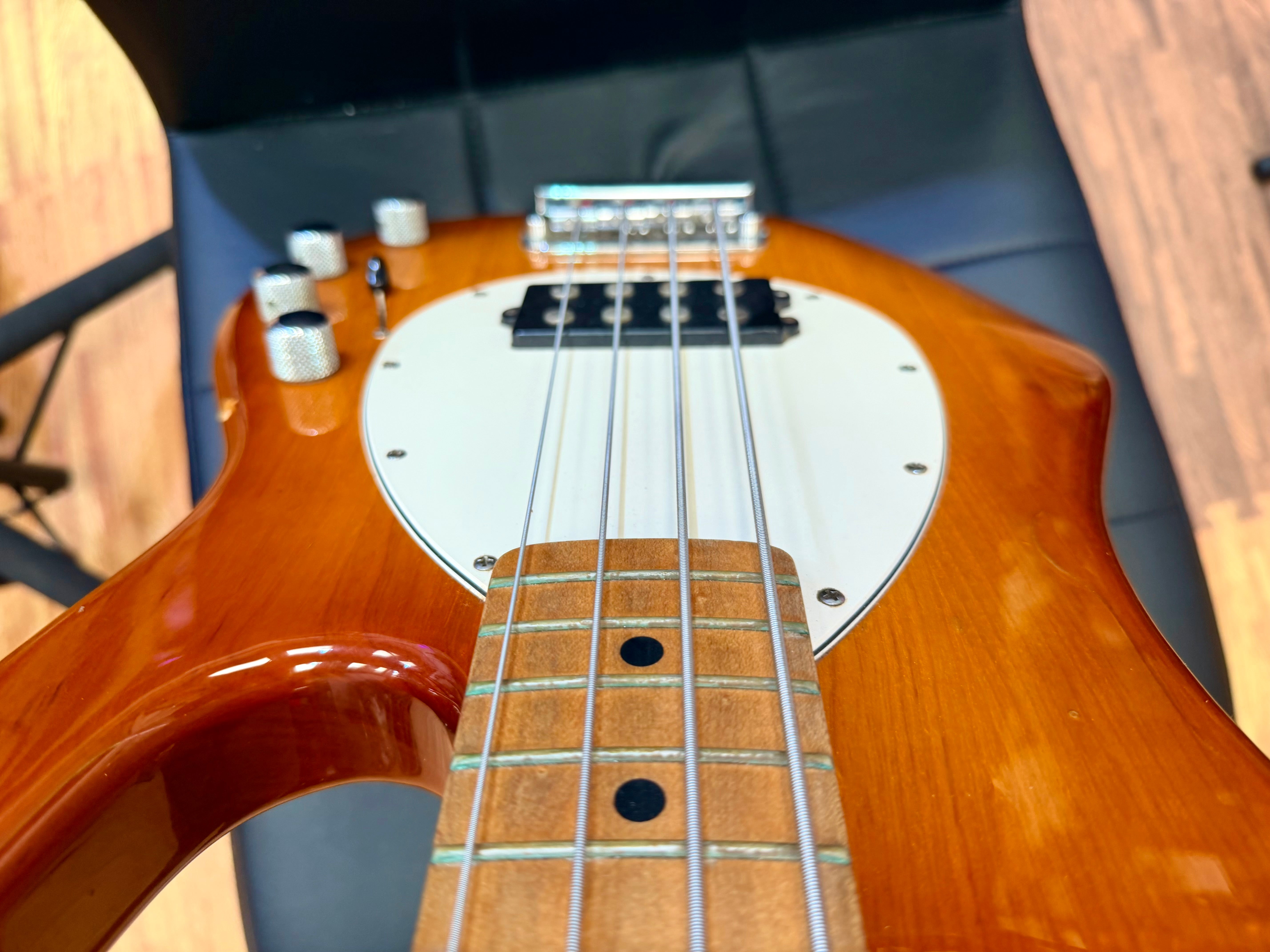 ๐บ๐ธ Ernie Ball Music Man StingRay 4H 3EQ USA~ Honey Burst~ 2000 + Case ๐บ๐ธ
