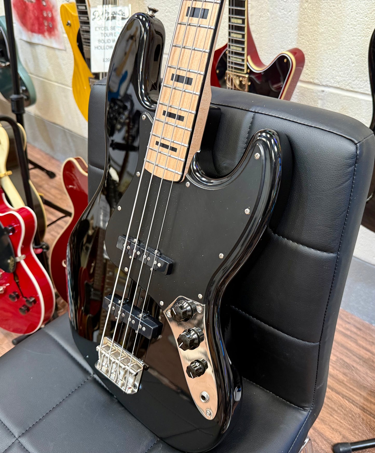 🎸 Fender Squier Classic Vibe '70s Jazz Bass~ Black~ Upgraded Neck 🎸