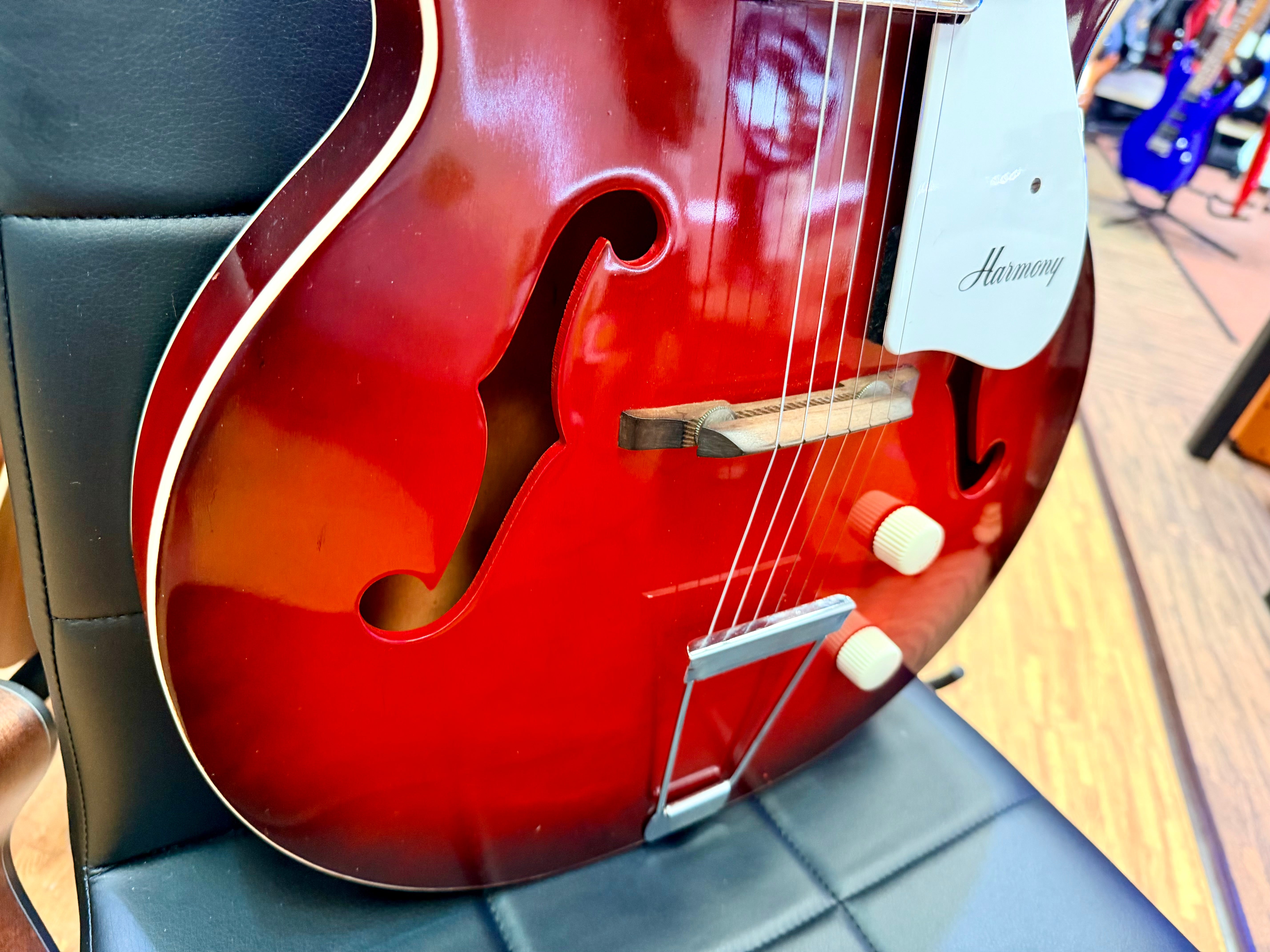 ✨VINTAGE✨ 1963 Harmony H53 Rocket~ Made in USA~ Semi-Hollow D’Armond P’up + Case