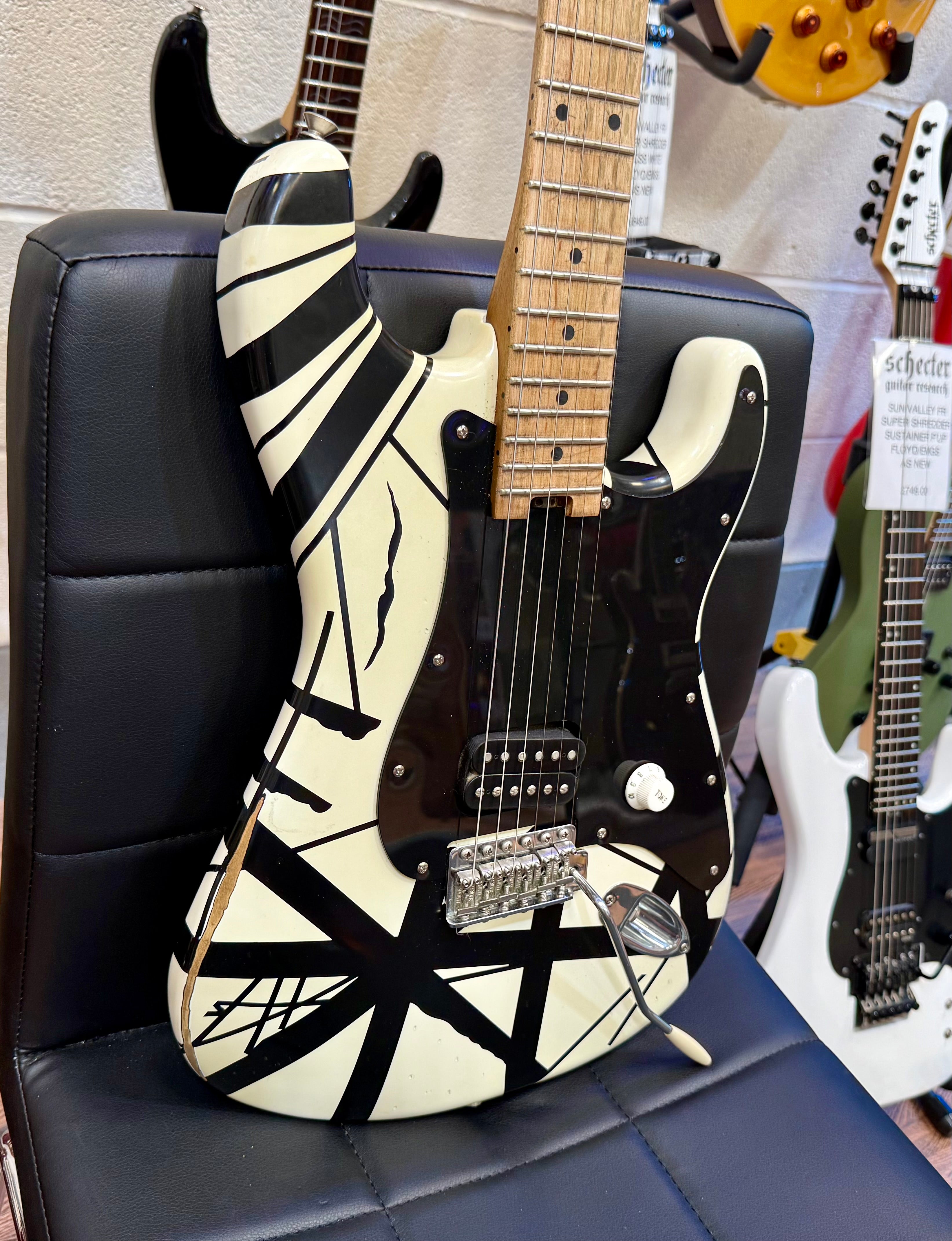 🔥2022🔥 EVH Striped Series '78 Eruption Relic~ White with Black Stripes~Gig Bag