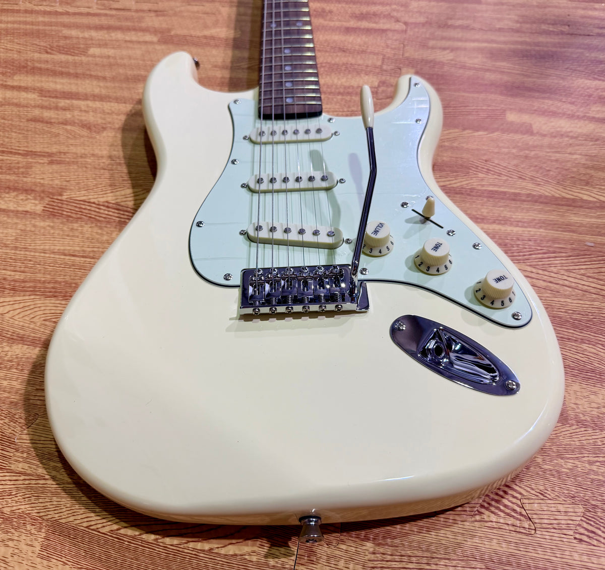 SX SST62+ Electric Guitar Beginner's Bundle – 10W Amp & Accessories~ Vintage White