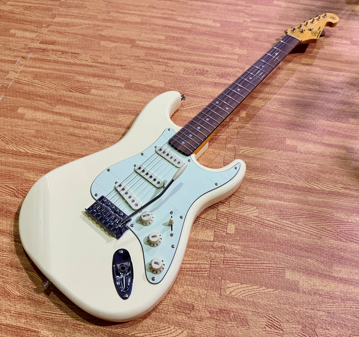 SX SST62+ Electric Guitar Beginner's Bundle – 10W Amp & Accessories~ Vintage White