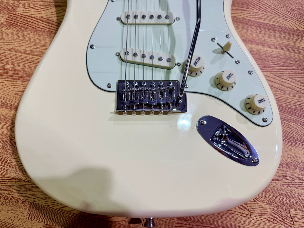 SX SST62+ Electric Guitar Beginner's Bundle – 10W Amp & Accessories~ Vintage White