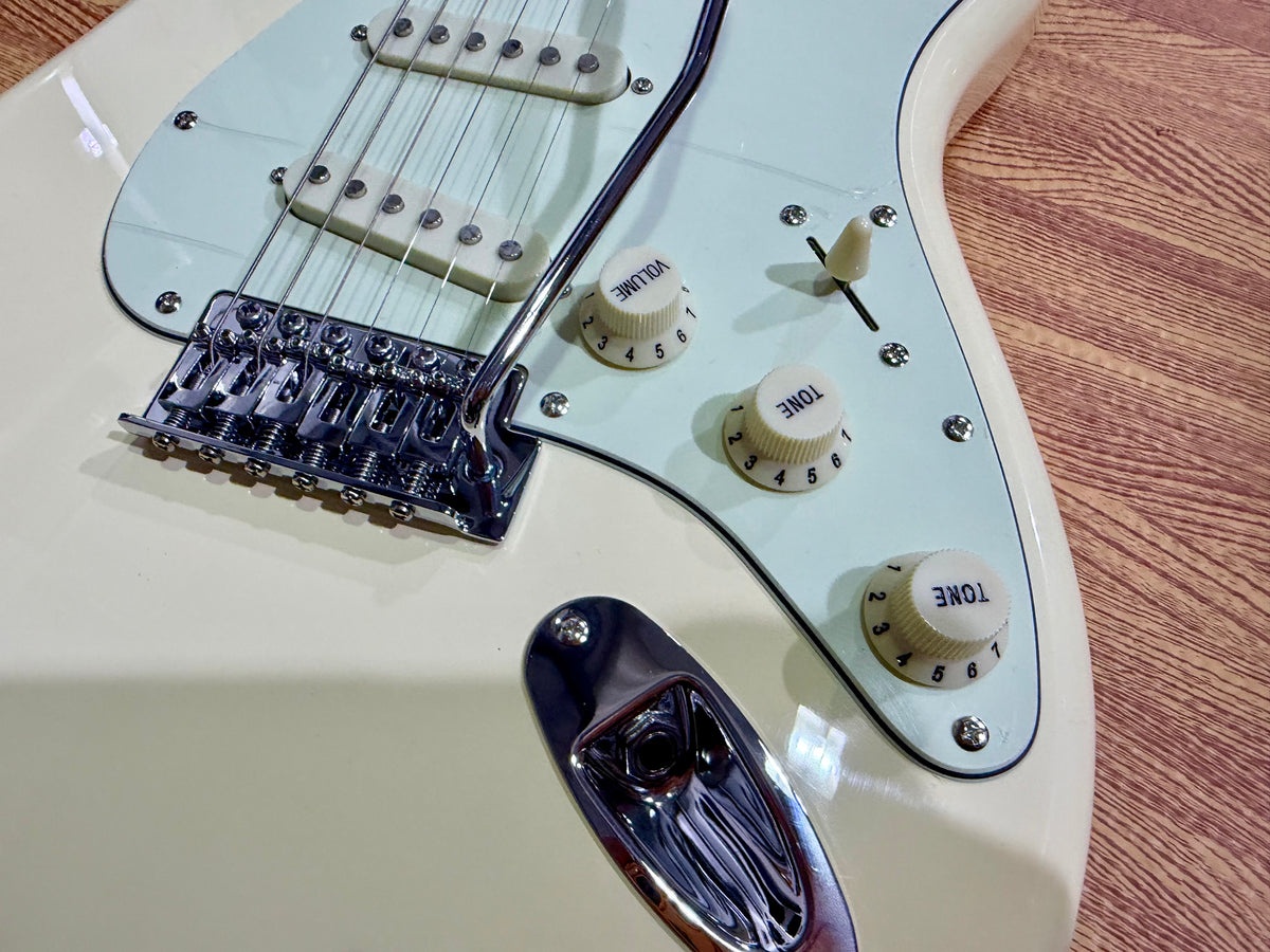 SX SST62+ Electric Guitar Beginner's Bundle – 10W Amp & Accessories~ Vintage White