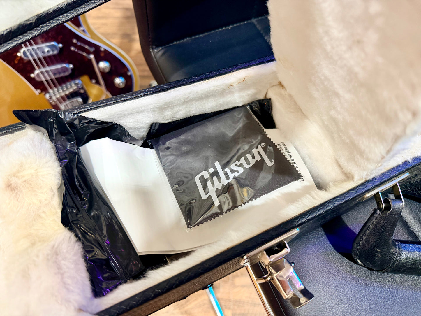 🍒2010🍒 Gibson SG Standard~ USA Made~ Heritage Cherry~ Hard Case~ Lovely!