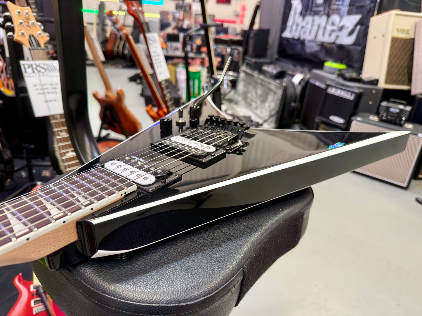 🔥 Jackson JS32 King V In Gloss Black & White Binding~ Floyd Rose~ Flying V 🔥