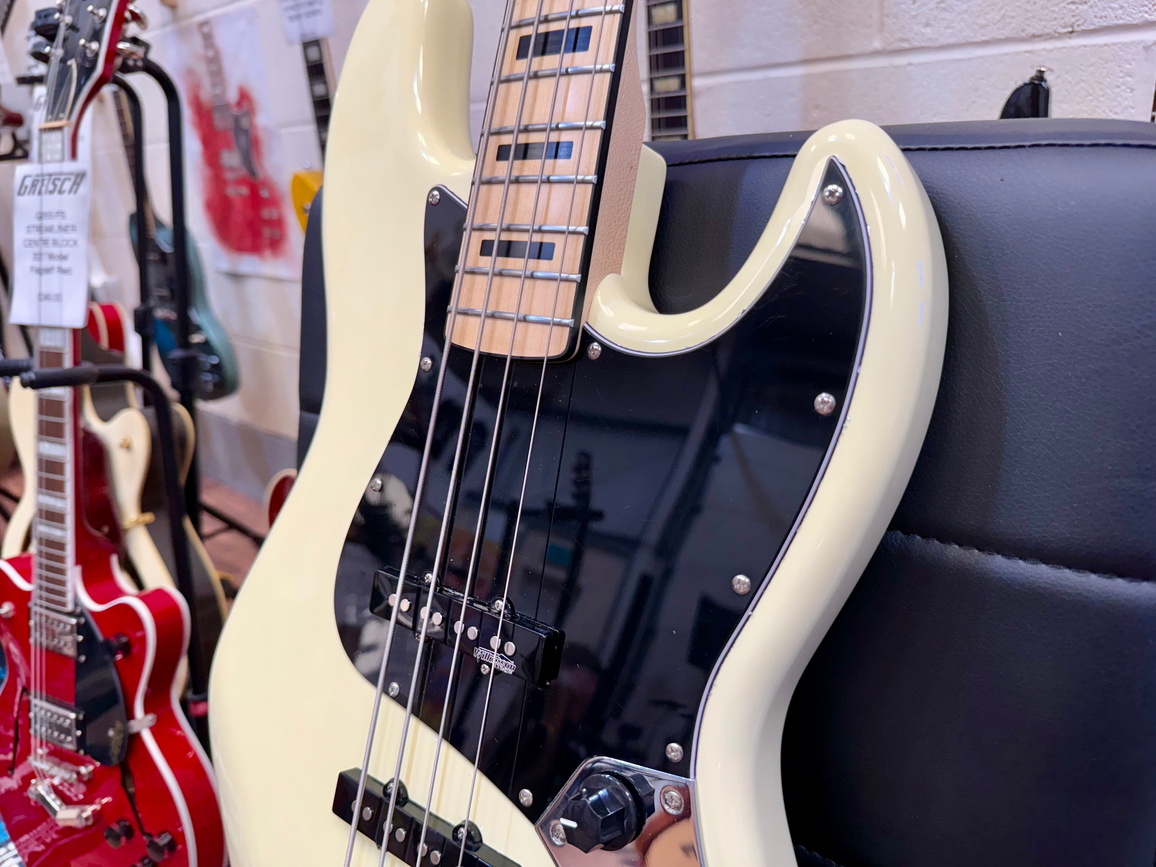 🎸 Vintage VJ74 Reissued~ Maple Fingerboard Jazz Bass Guitar ~ Vintage White 🎸