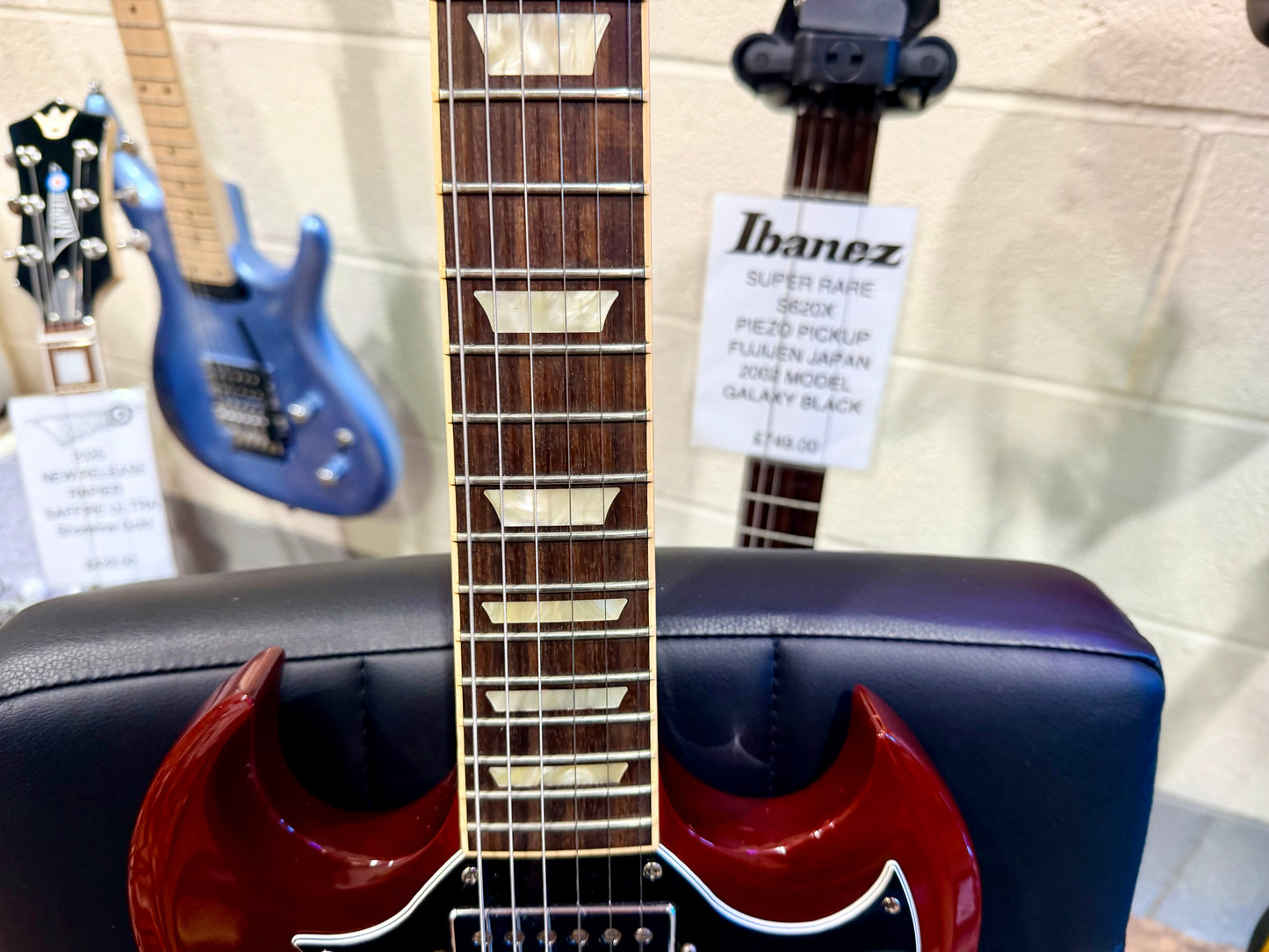 🍒2010🍒 Gibson SG Standard~ USA Made~ Heritage Cherry~ Hard Case~ Lovely!