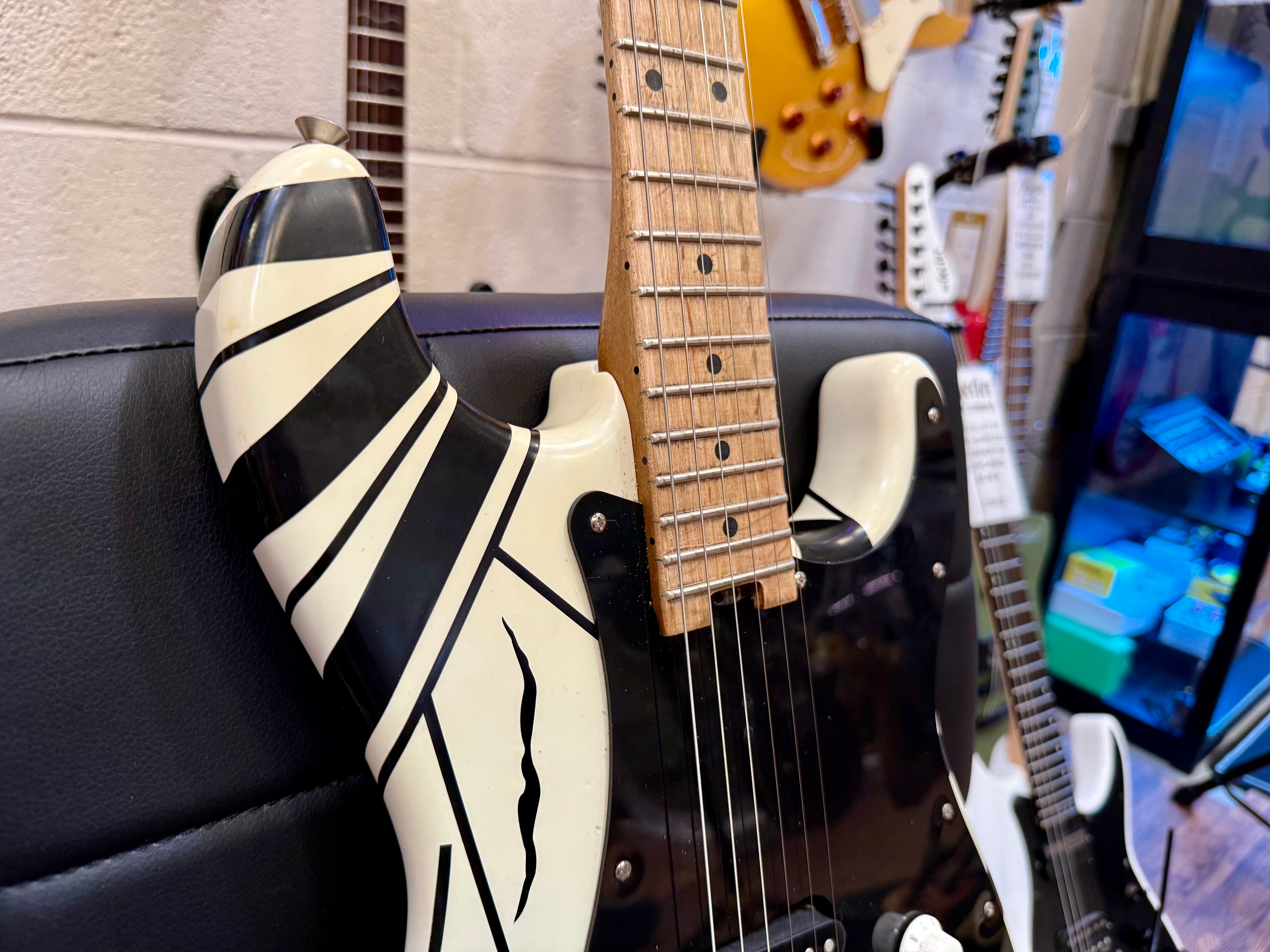 🔥2022🔥 EVH Striped Series '78 Eruption Relic~ White with Black Stripes~Gig Bag