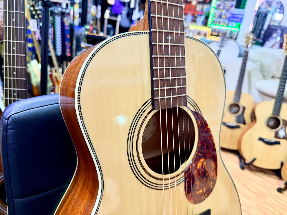 Vintage V900PNC Solid Spruce Parlour Acoustic Guitar~ Orchestral OM Solid Top