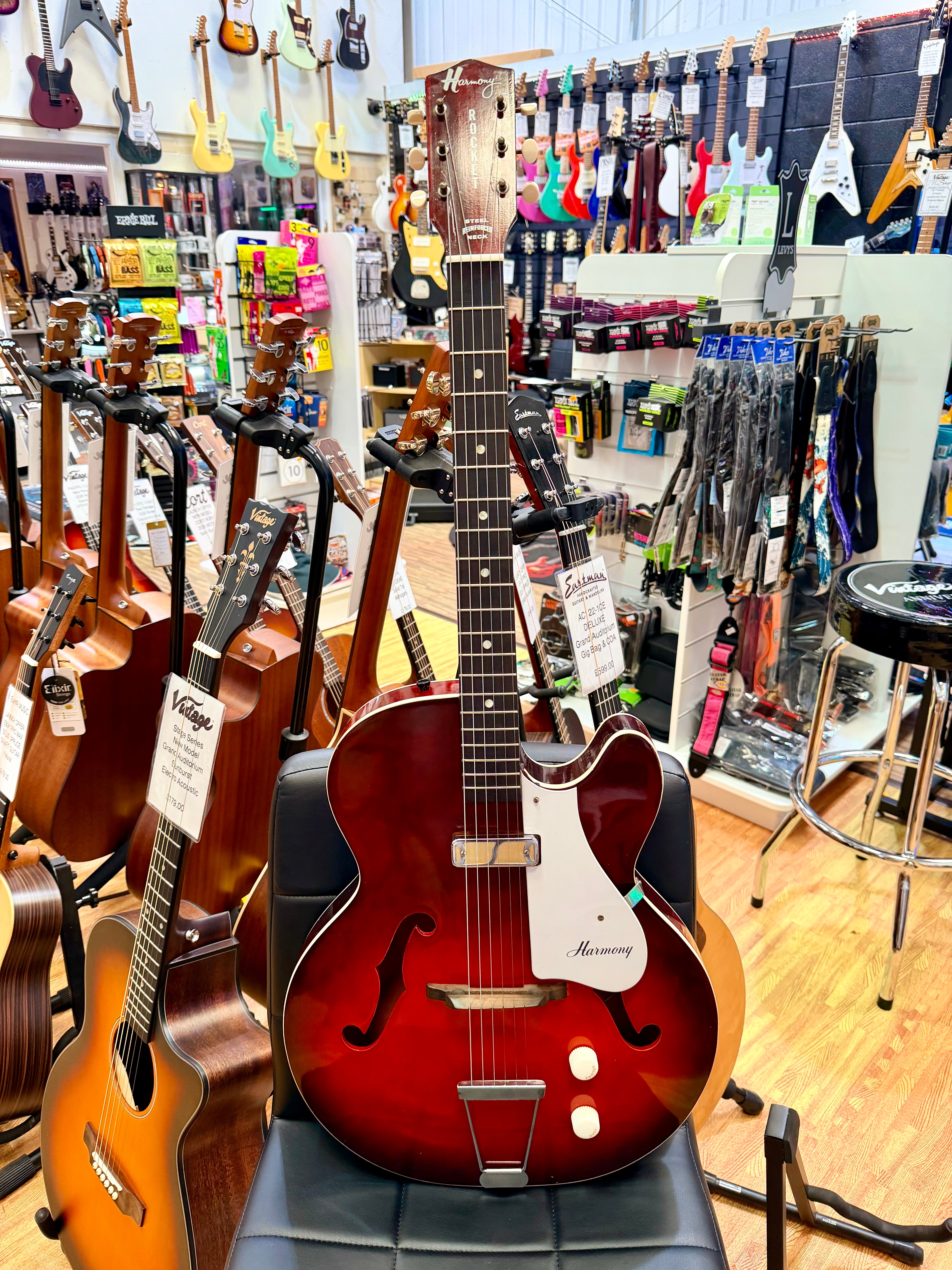 ✨VINTAGE✨ 1963 Harmony H53 Rocket~ Made in USA~ Semi-Hollow D’Armond P’up + Case
