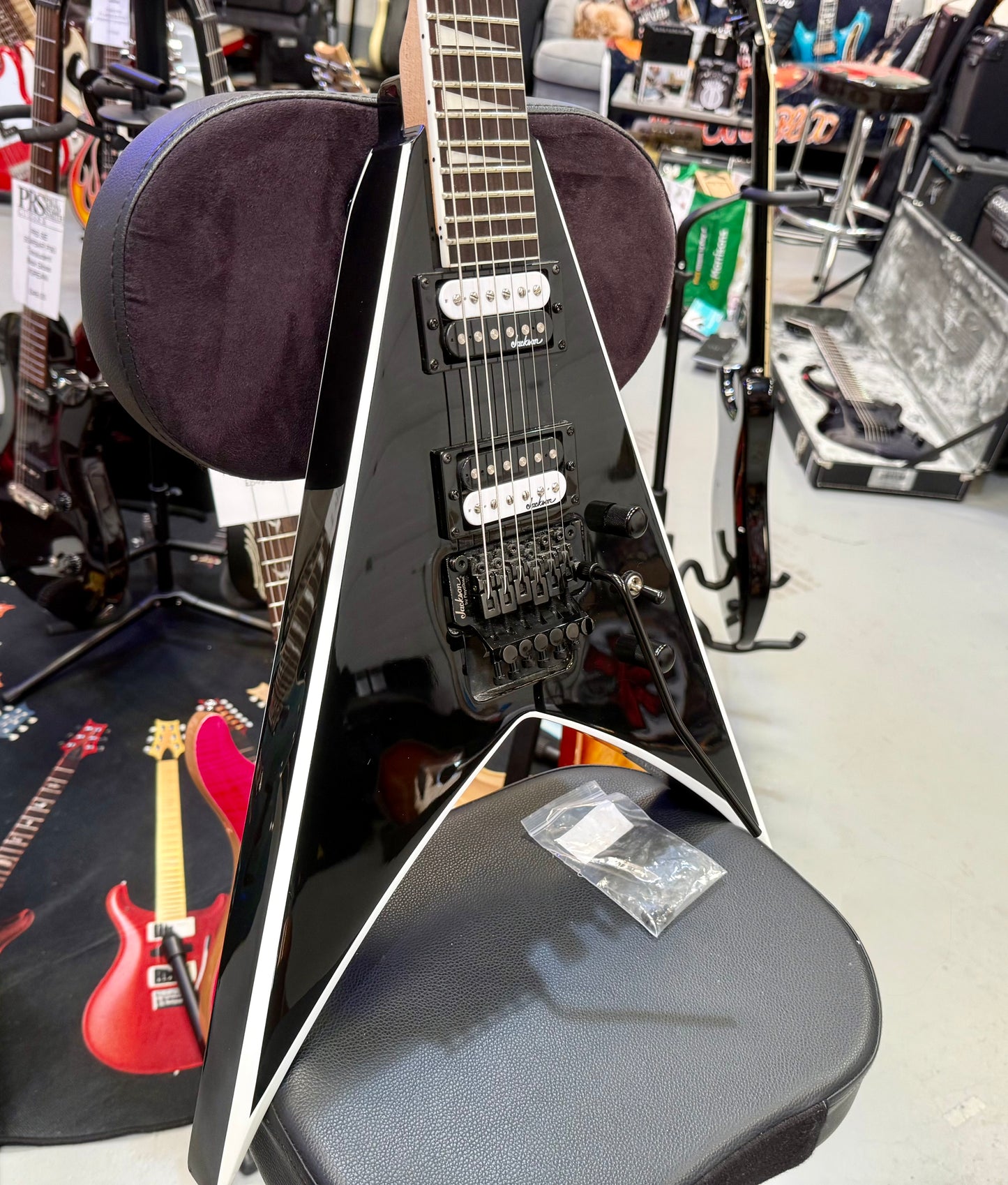 🔥 Jackson JS32 King V In Gloss Black & White Binding~ Floyd Rose~ Flying V 🔥