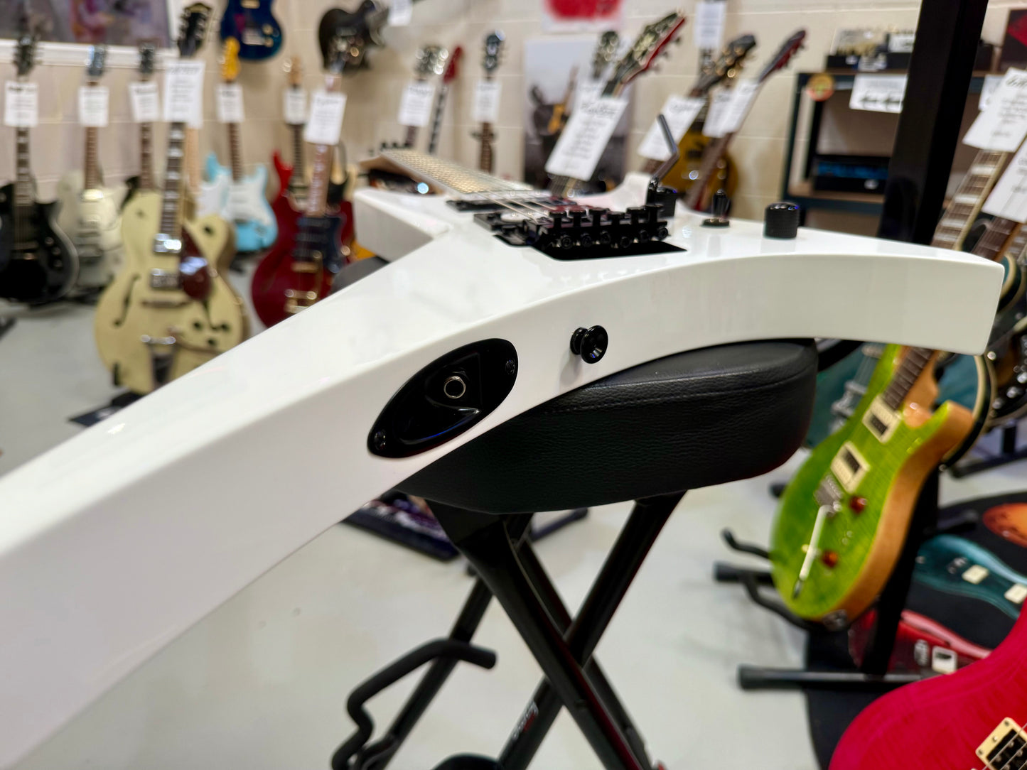 🔥2024 MINT🔥 Jackson JS32 Warrior~ Snow White~ Floyd Rose~ Amaranth Fretboard!