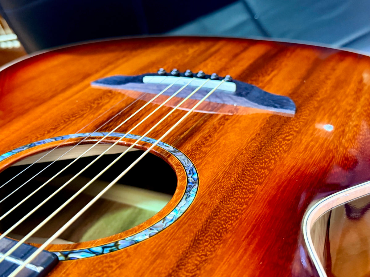 Faith Blood Moon Venus FVBMB All-Solid Trembesi Electro-Acoustic Guitar + Case