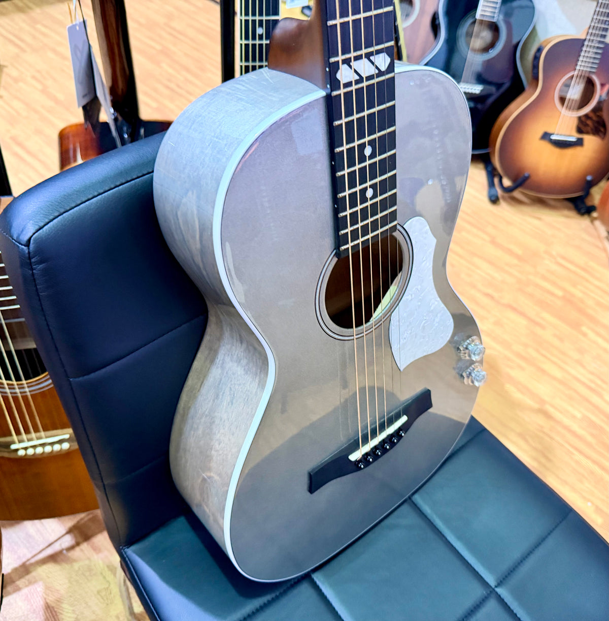 Godin Rialto JR Satina Gray HG Q-Discrete~ Canadian Made~ Wild Cherry~ Ex-Demo