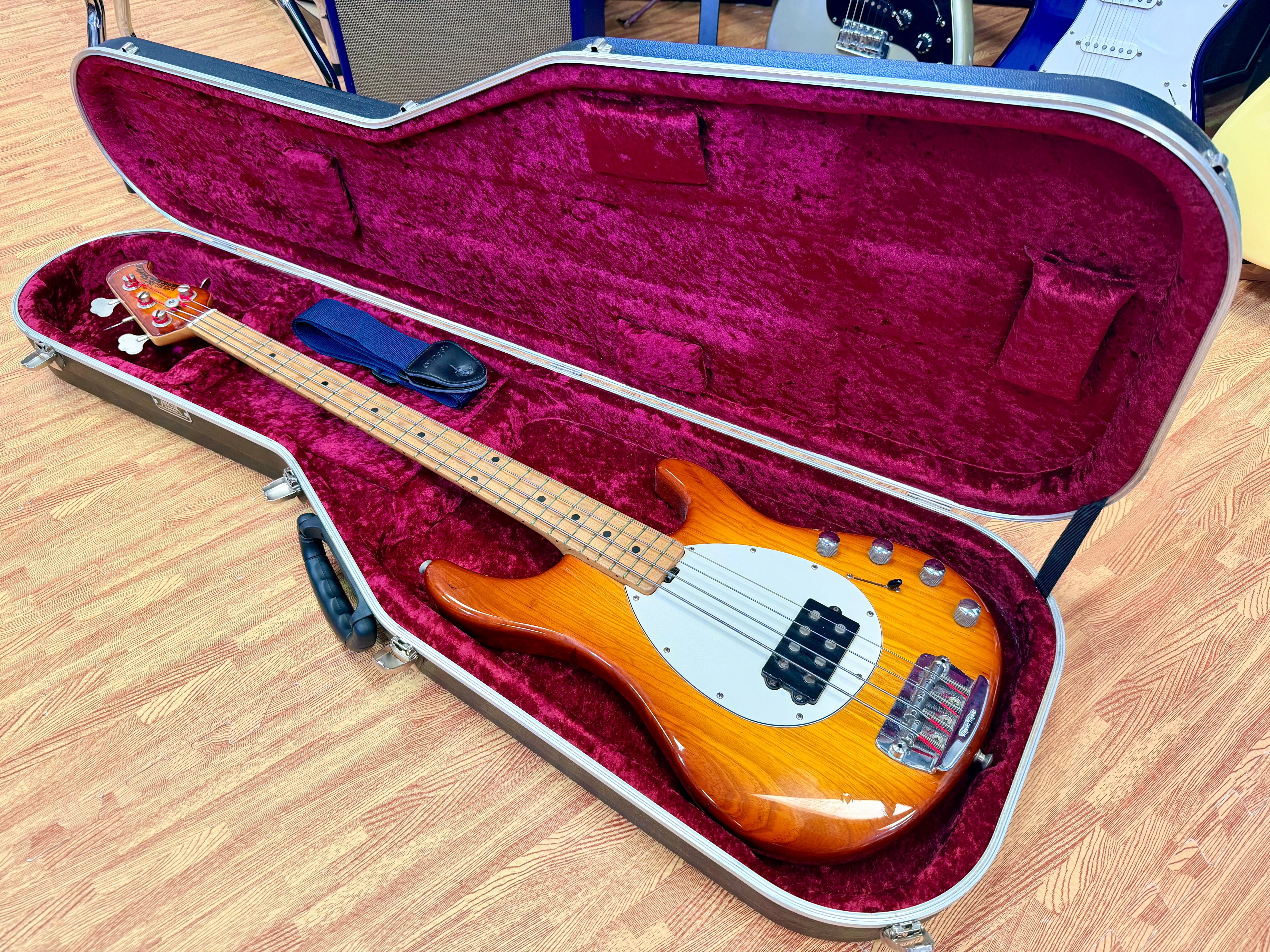 🇺🇸 Ernie Ball Music Man StingRay 4H 3EQ USA~ Honey Burst~ 2000 + Case 🇺🇸