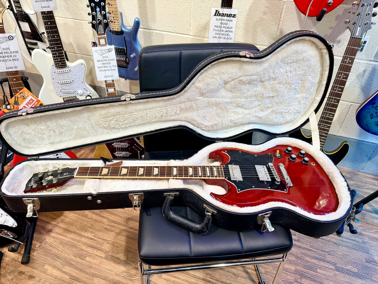 🍒2010🍒 Gibson SG Standard~ USA Made~ Heritage Cherry~ Hard Case~ Lovely!