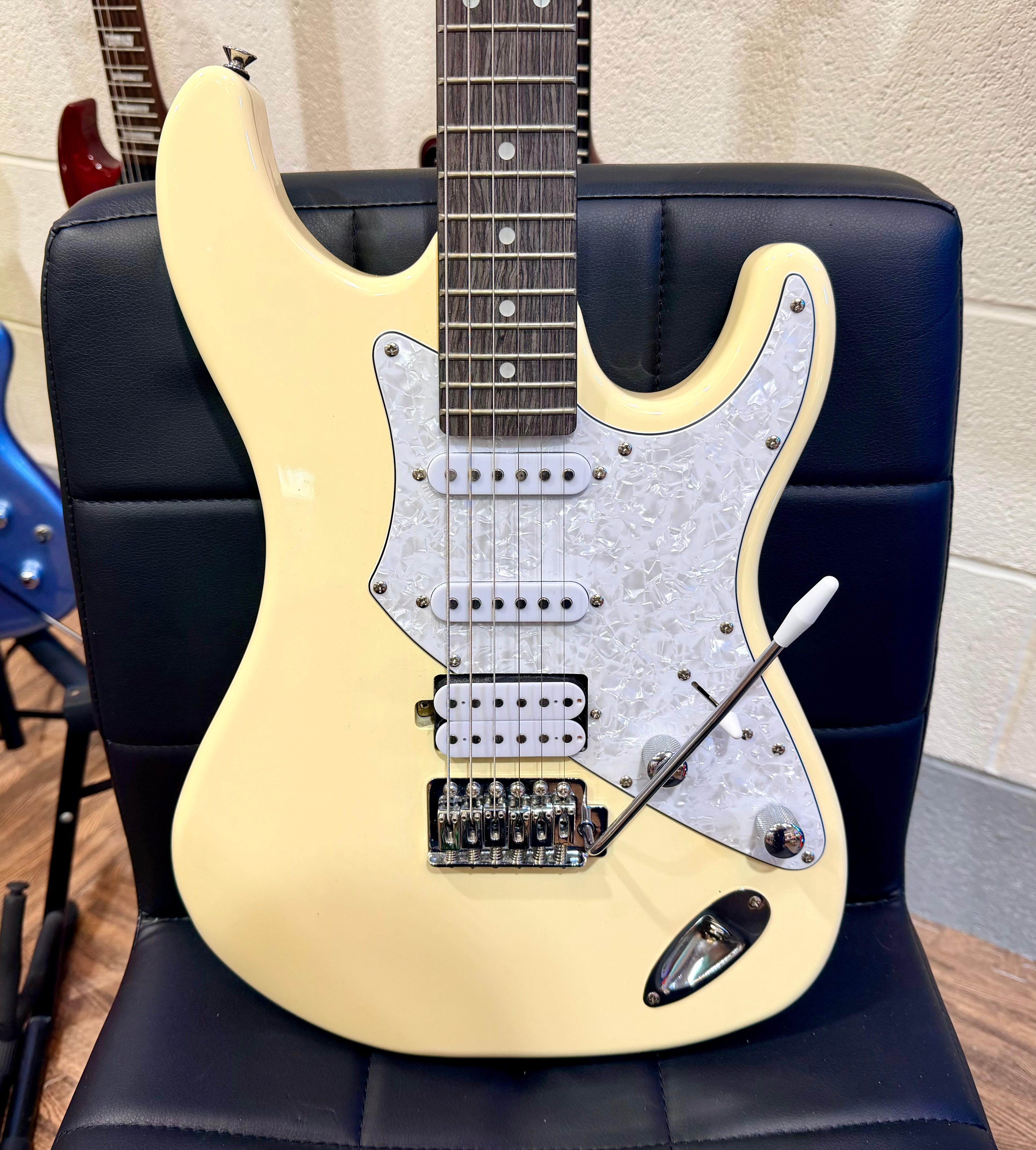 🎸 Aria Pro II 714 Strat Shape Electric Guitar~ Vintage White~ HSS Pickups 🎸