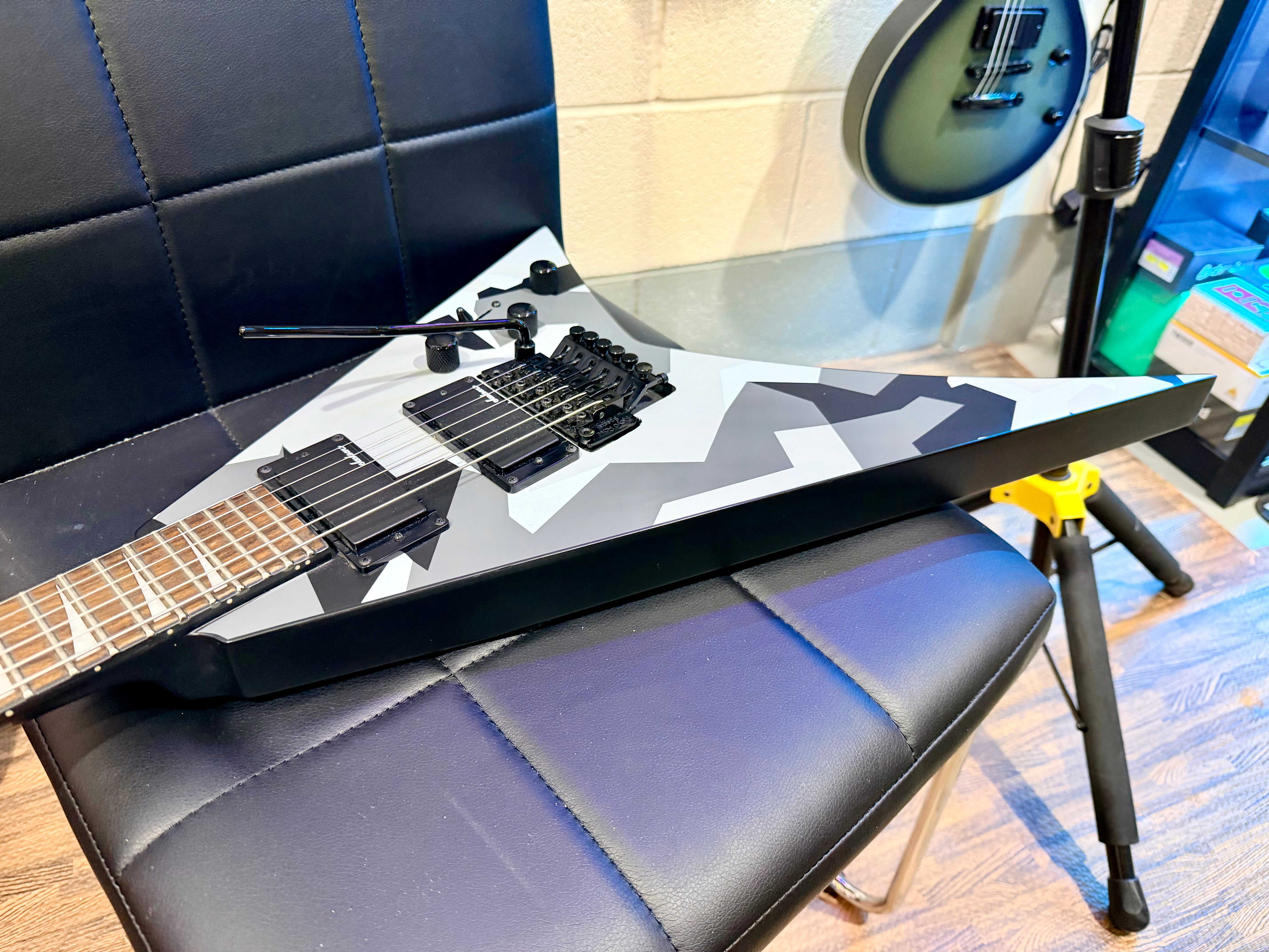 🔥2022🔥 Jackson Rhoads X Series RRX24 Winter Camo~ Hard Case~ Electric Guitar!