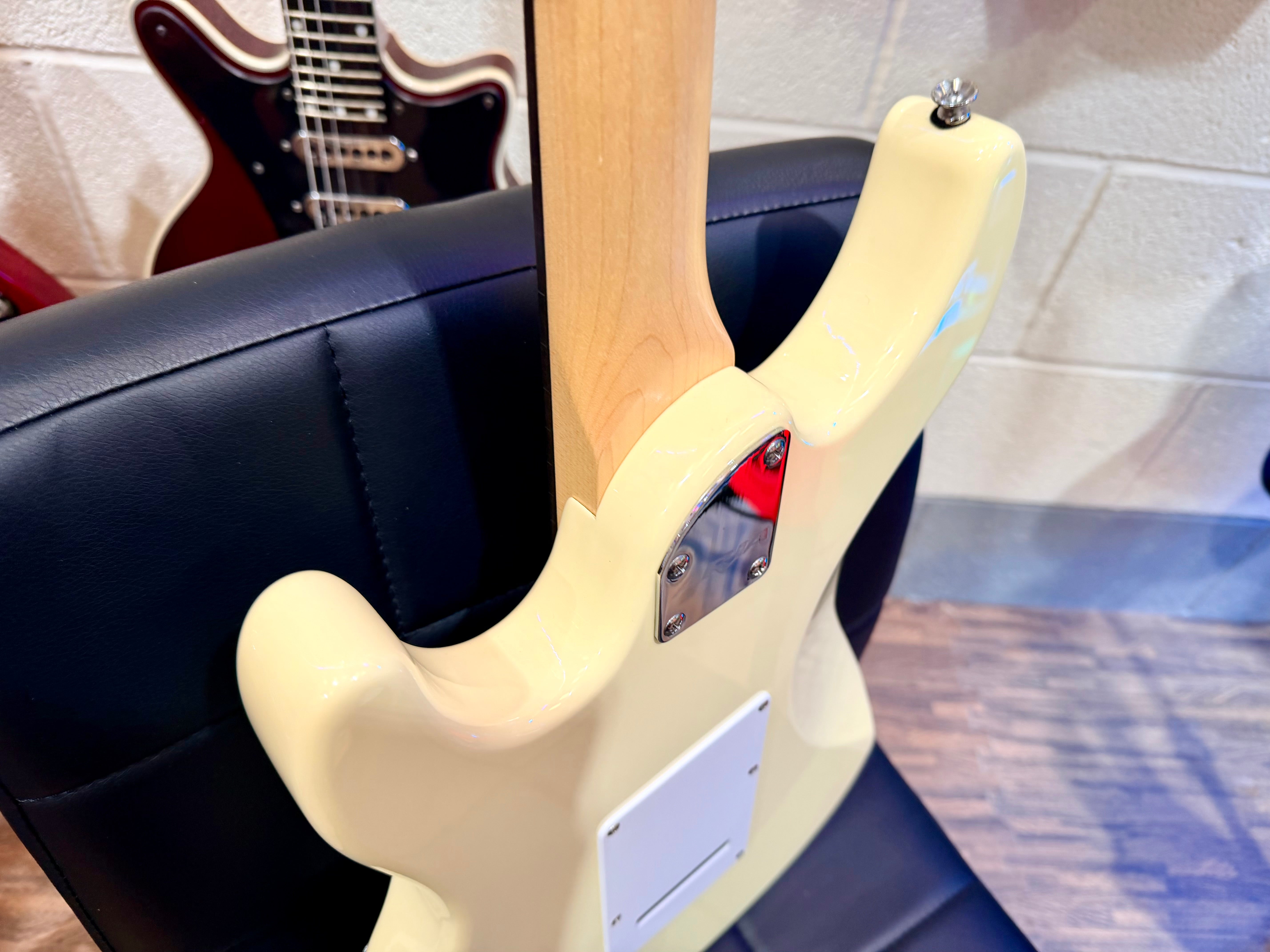 🎸 Aria Pro II 714 Strat Shape Electric Guitar~ Vintage White~ HSS Pickups 🎸