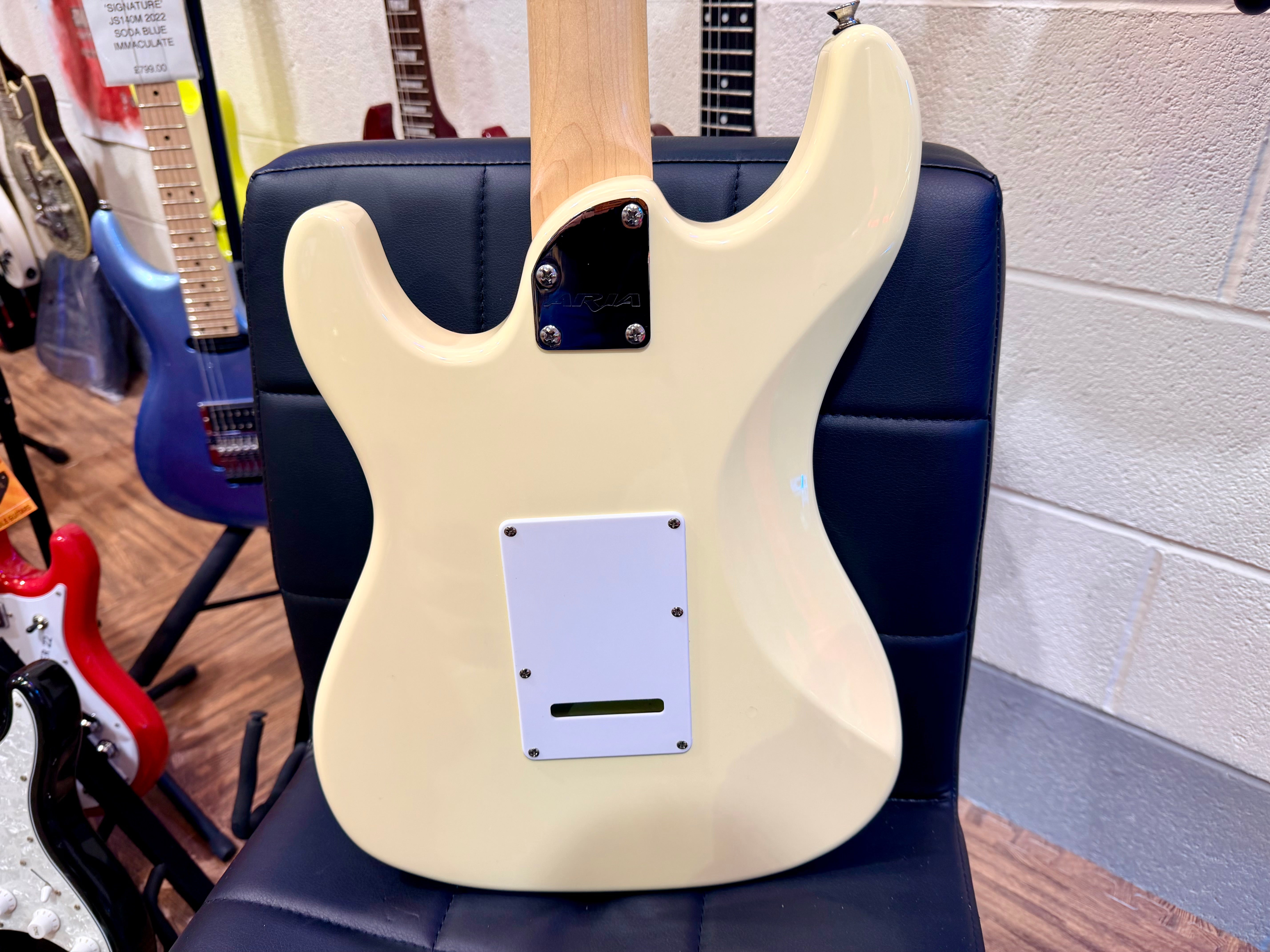 🎸 Aria Pro II 714 Strat Shape Electric Guitar~ Vintage White~ HSS Pickups 🎸