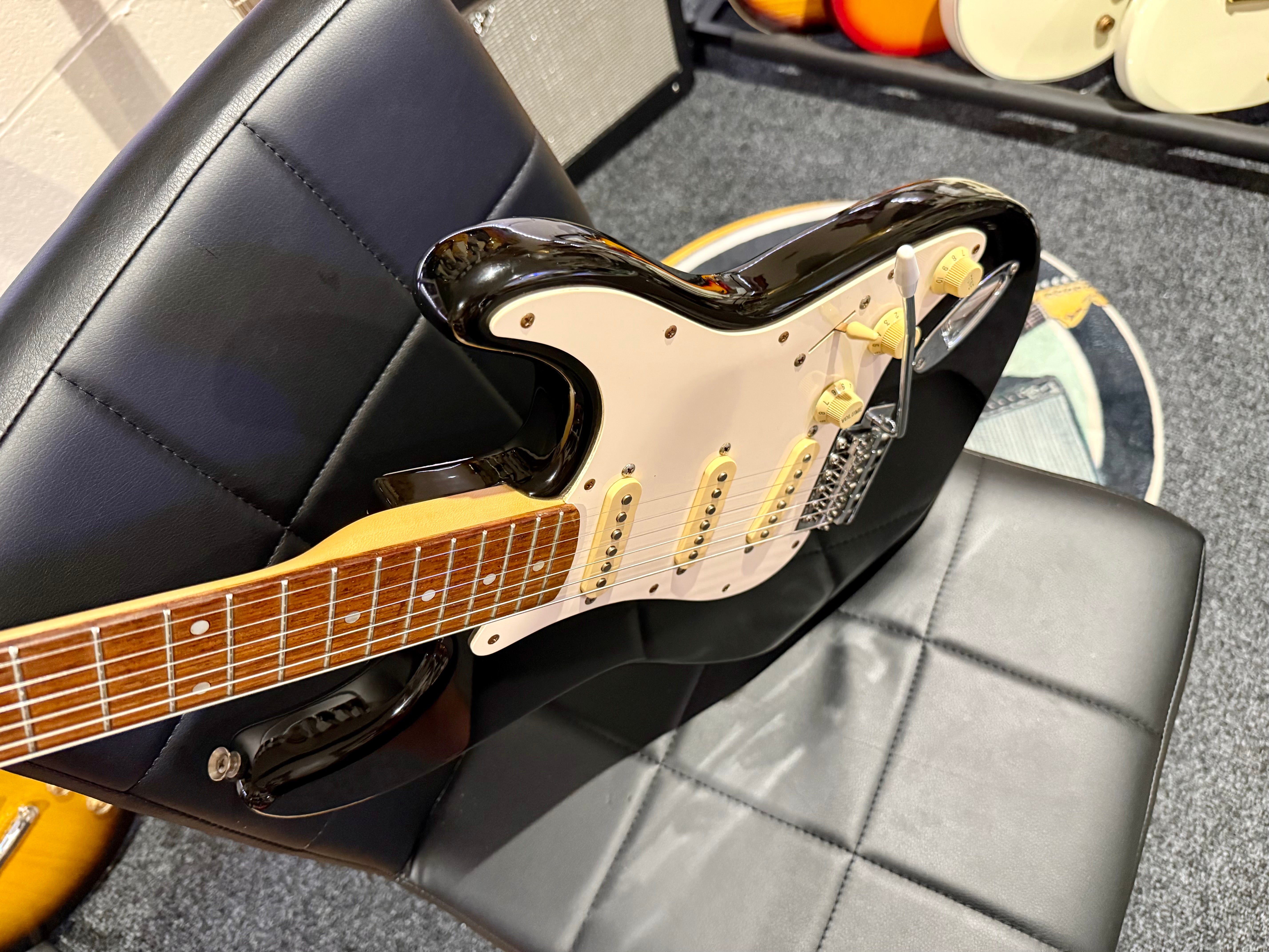 🌟RARE KOREAN🌟 1990’s Fender Squier Stratocaster~ Black & white Classic Strat!