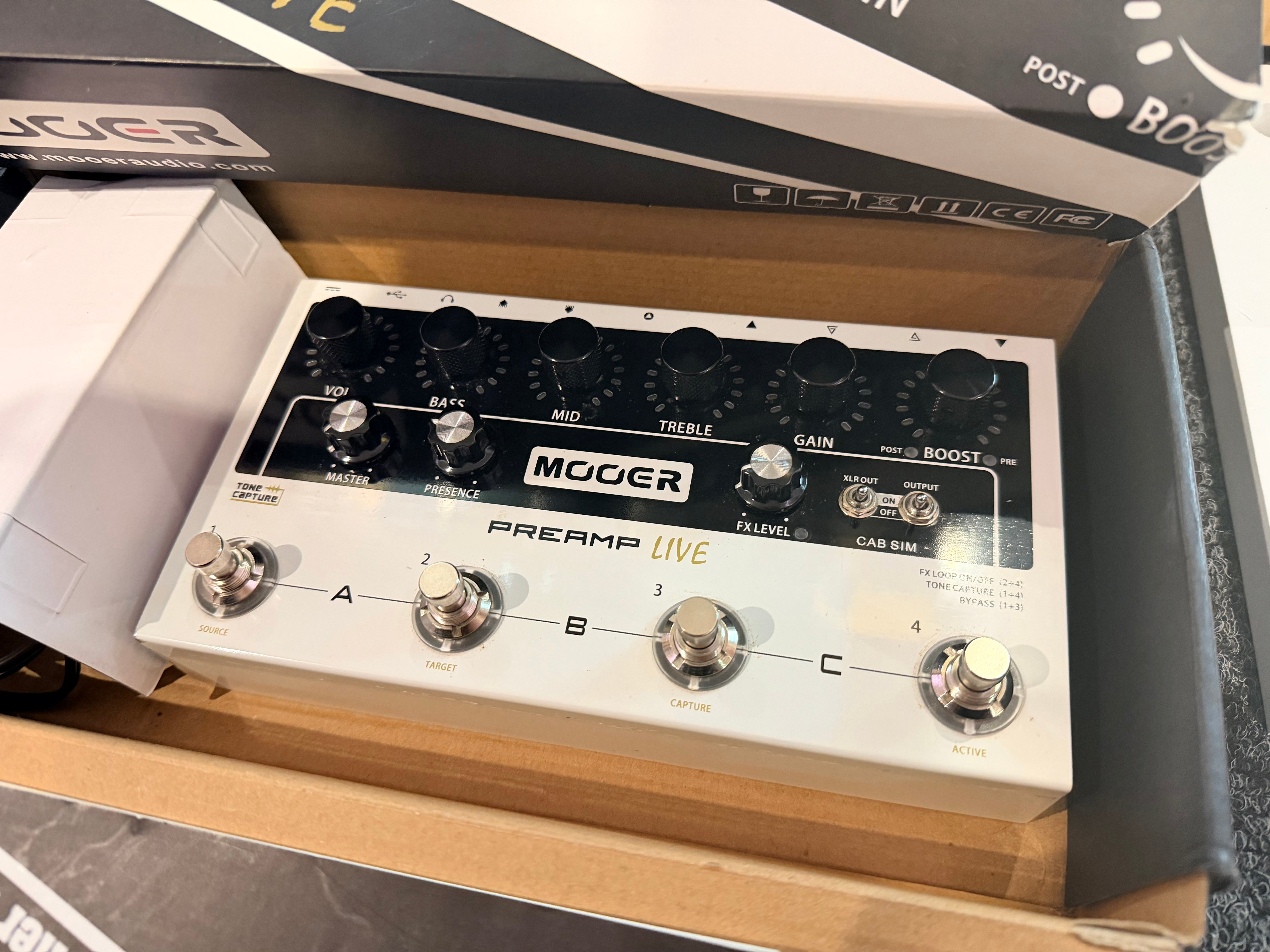 🎸 Mooer Preamp Live Guitar Pedal with Power Supply & Box 🎸