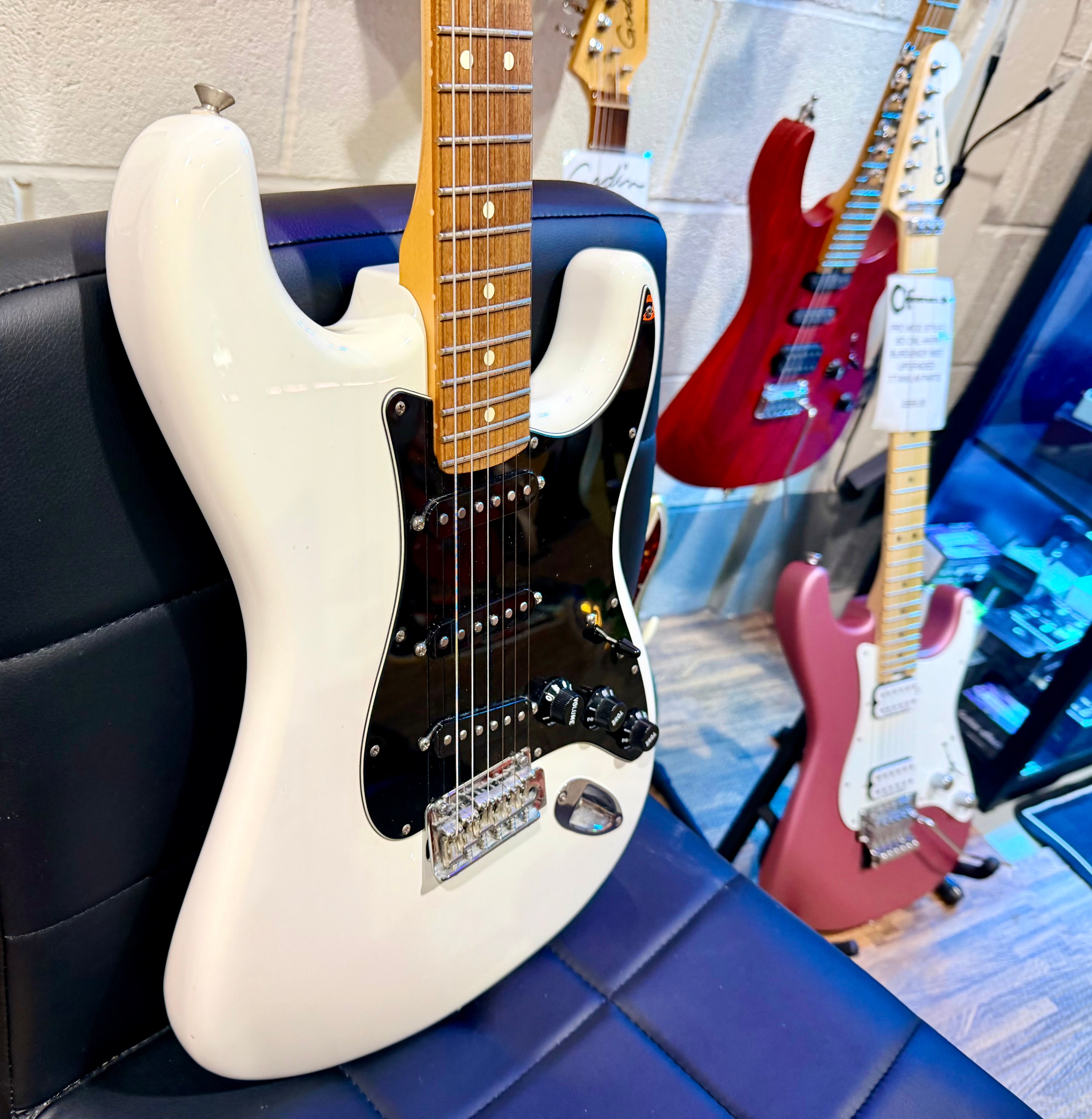 🌟2019🌟 Fender Player Stratocaster~ Polar White & Black~ Mexican Strat!