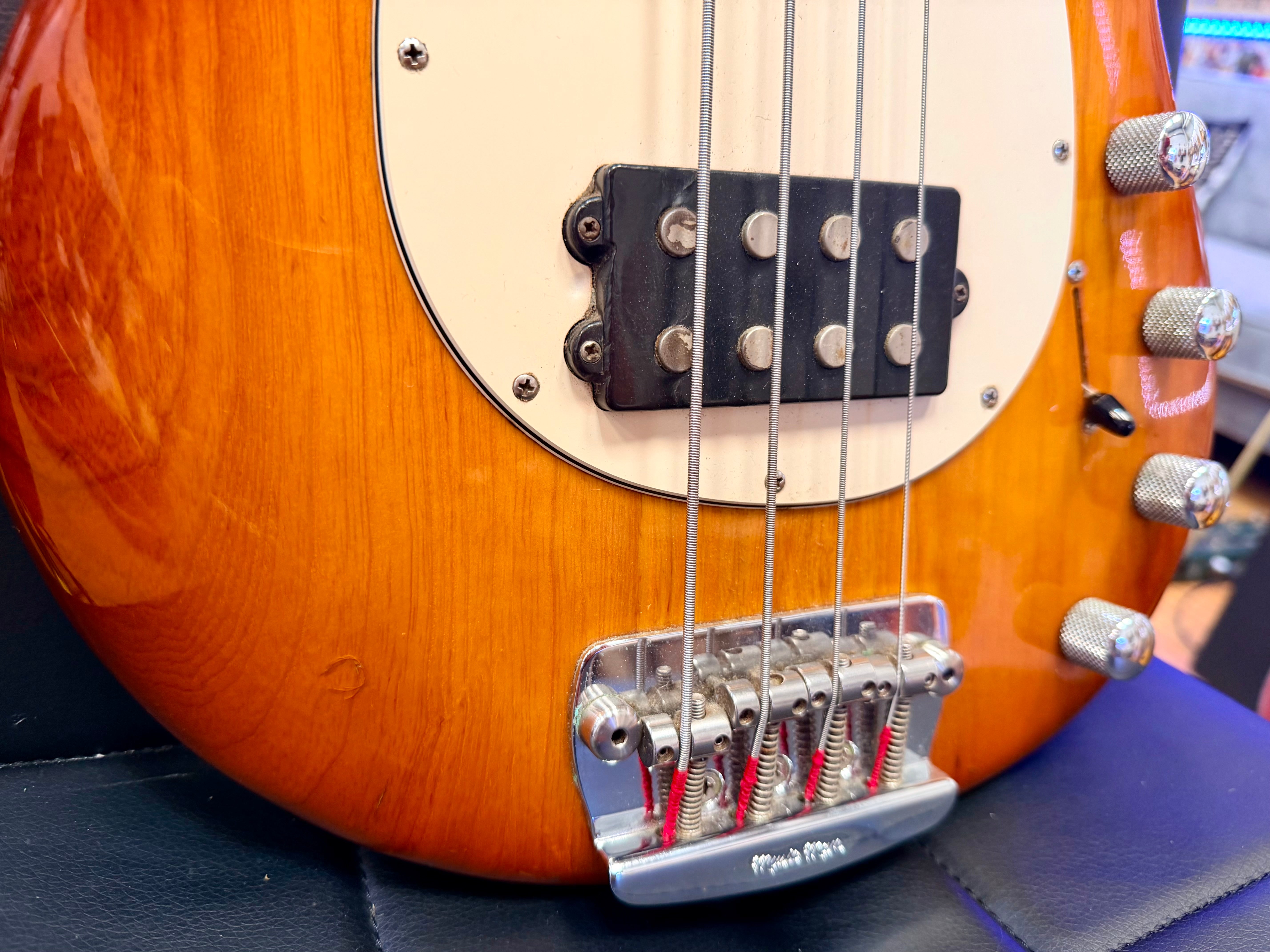 🇺🇸 Ernie Ball Music Man StingRay 4H 3EQ USA~ Honey Burst~ 2000 + Case 🇺🇸