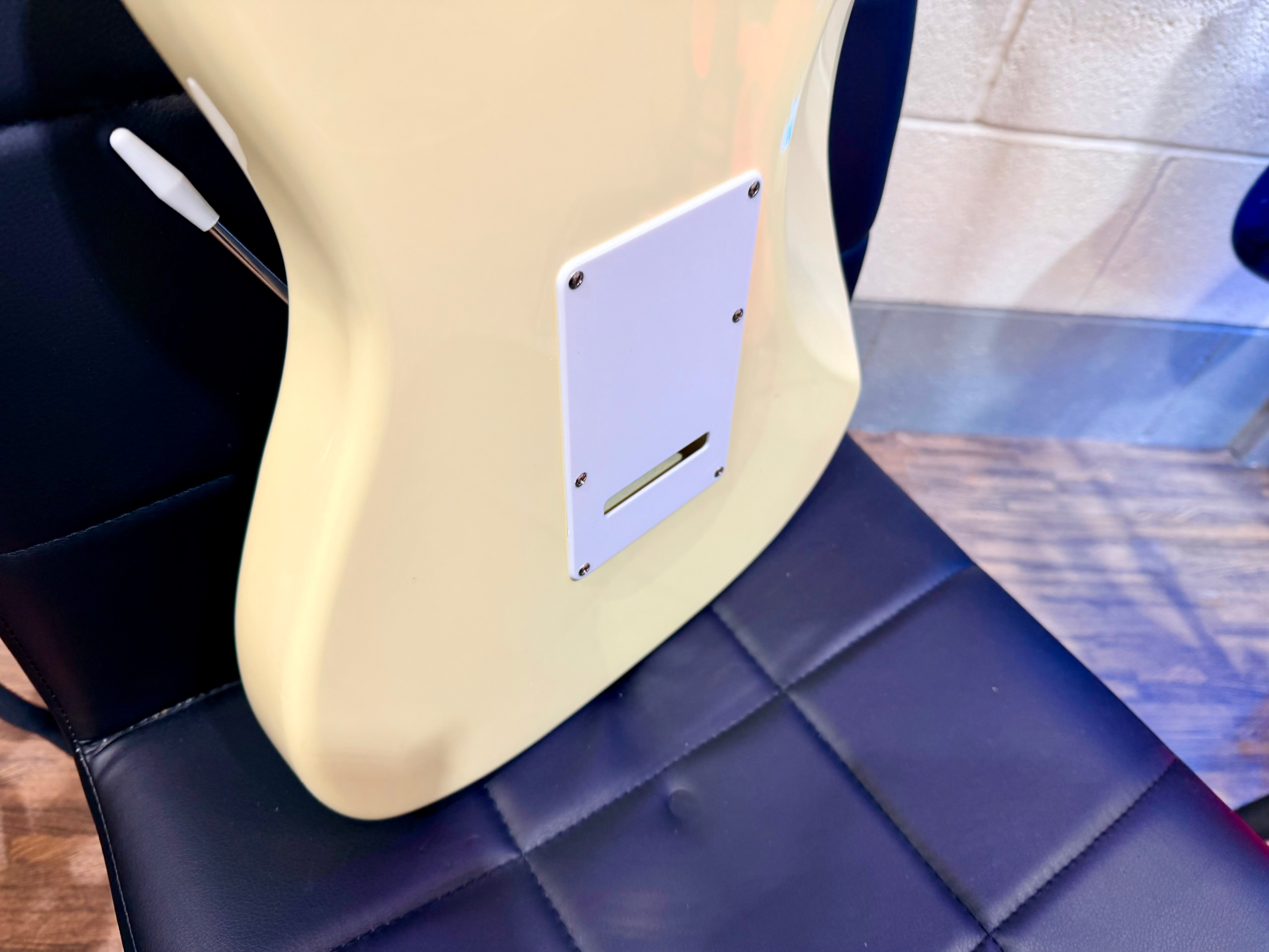 🎸 Aria Pro II 714 Strat Shape Electric Guitar~ Vintage White~ HSS Pickups 🎸