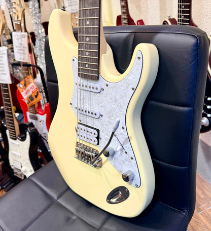 🎸 Aria Pro II 714 Strat Shape Electric Guitar~ Vintage White~ HSS Pickups 🎸