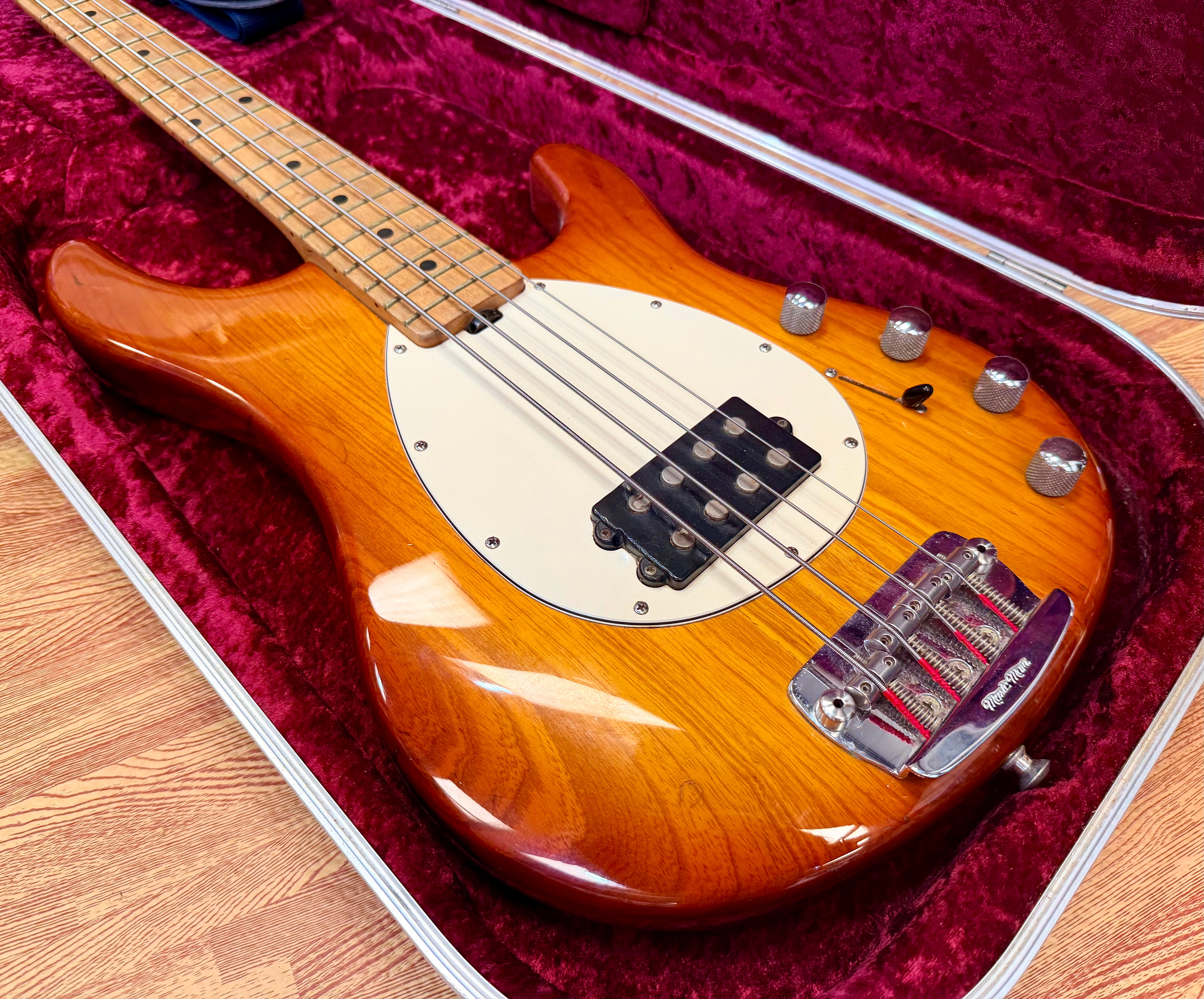 🇺🇸 Ernie Ball Music Man StingRay 4H 3EQ USA~ Honey Burst~ 2000 + Case 🇺🇸