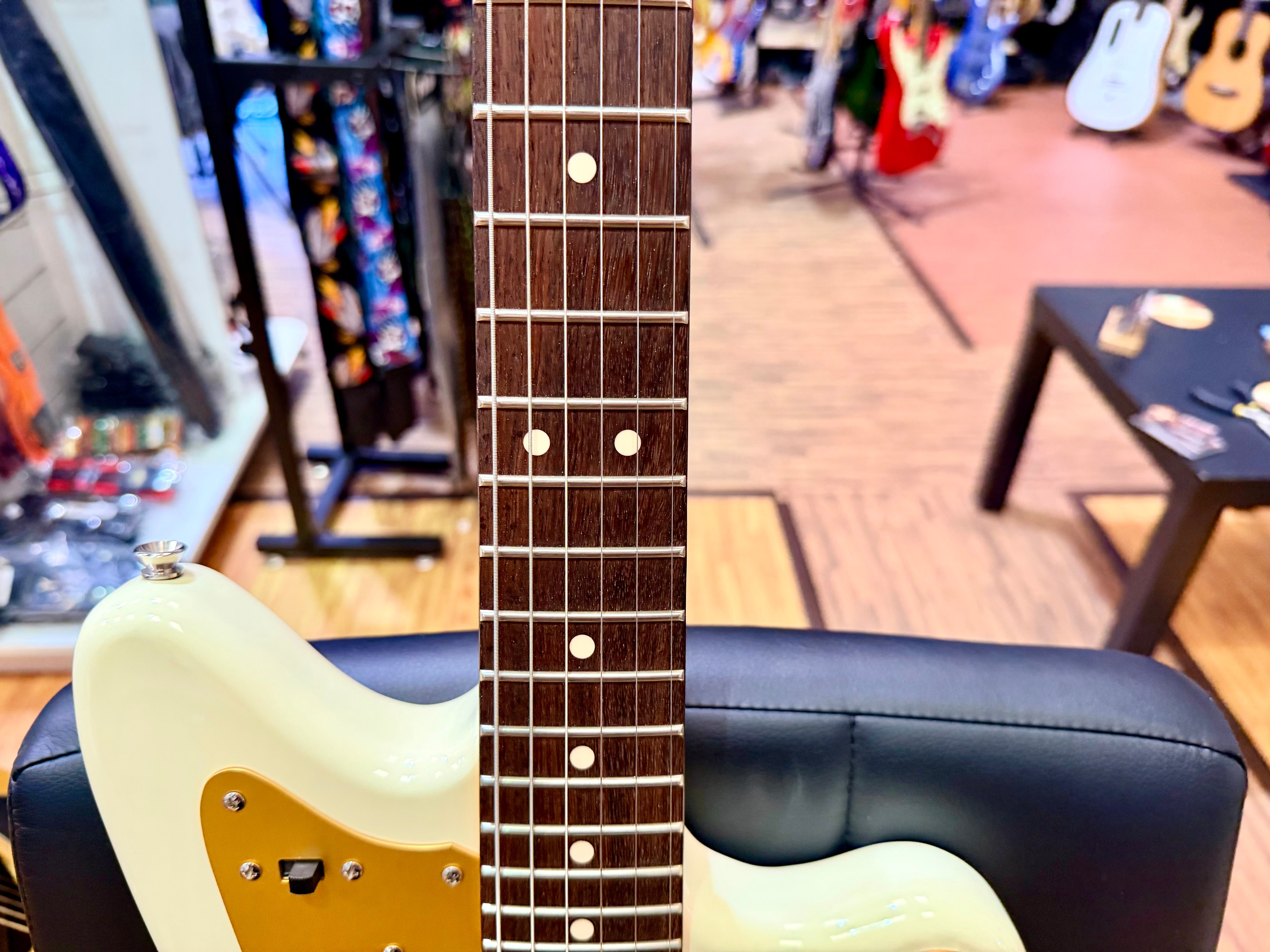 ✨2024✨ Fender Squier J Mascis Jazzmaster Vintage White & Gold~ MINT Condition!