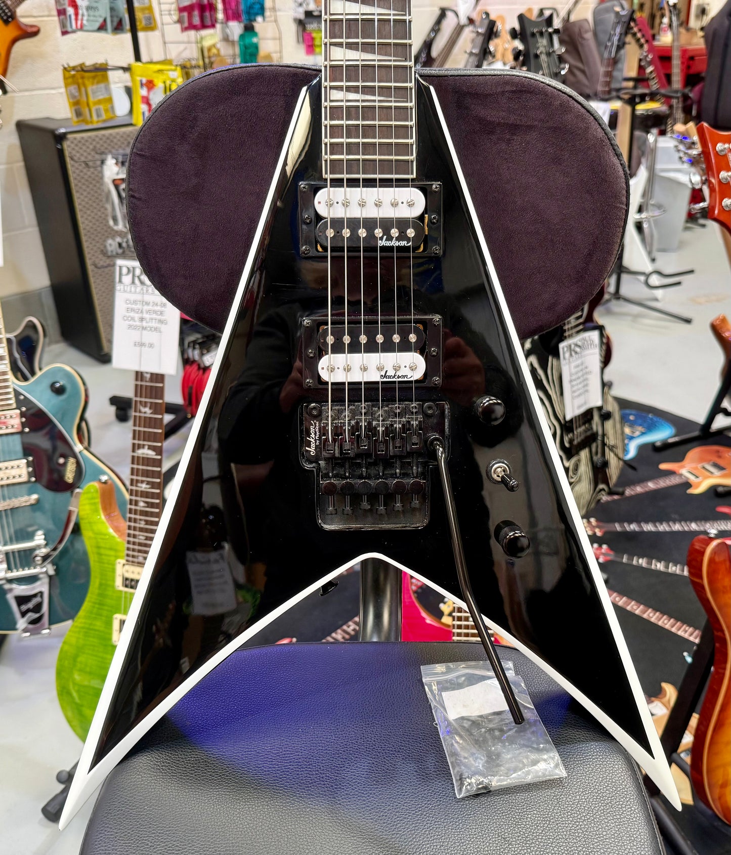🔥 Jackson JS32 King V In Gloss Black & White Binding~ Floyd Rose~ Flying V 🔥