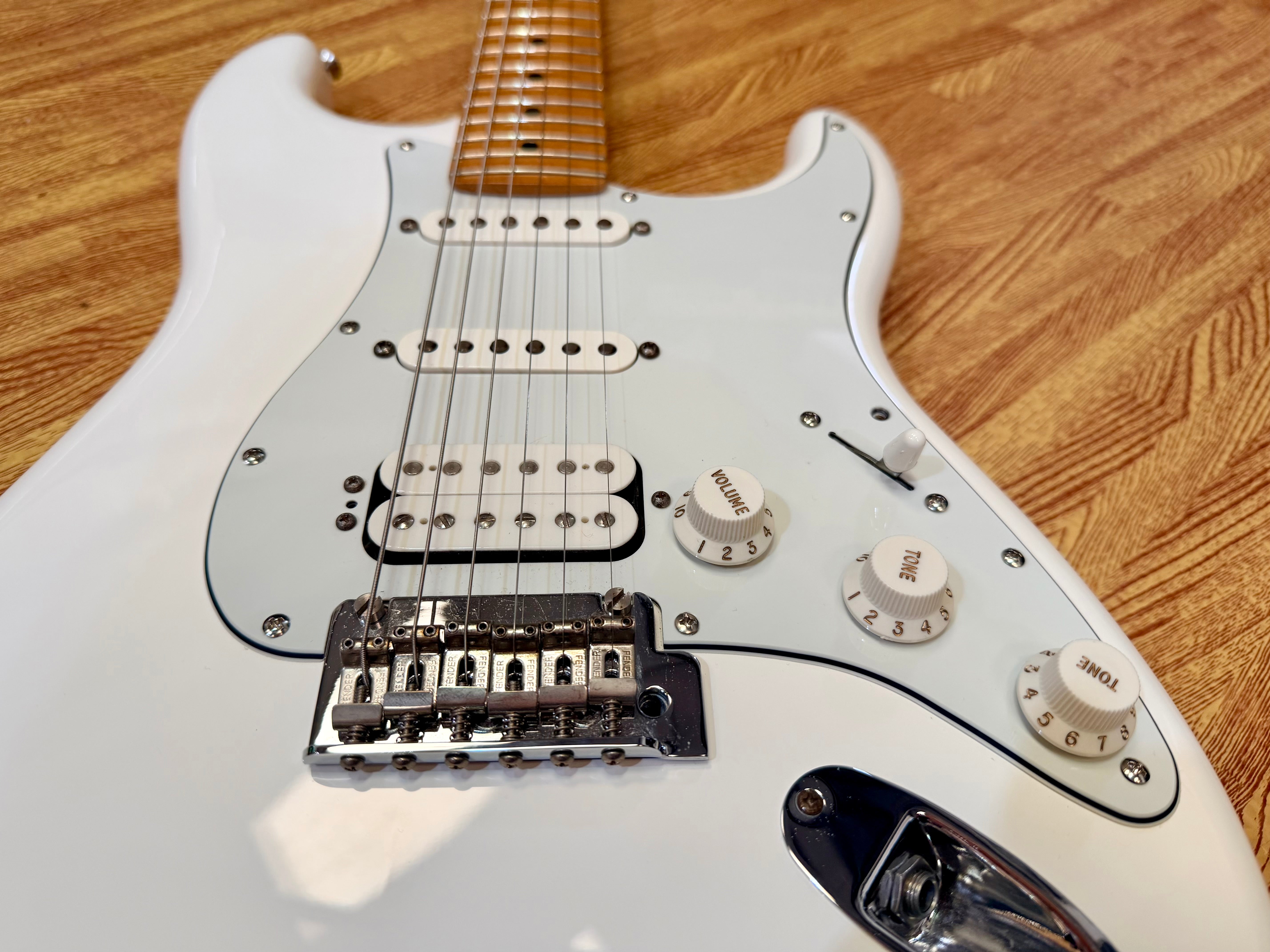 ✨2021✨ Fender Player Stratocaster HSS~ Polar White~ Maple Neck~ Mexican Strat!