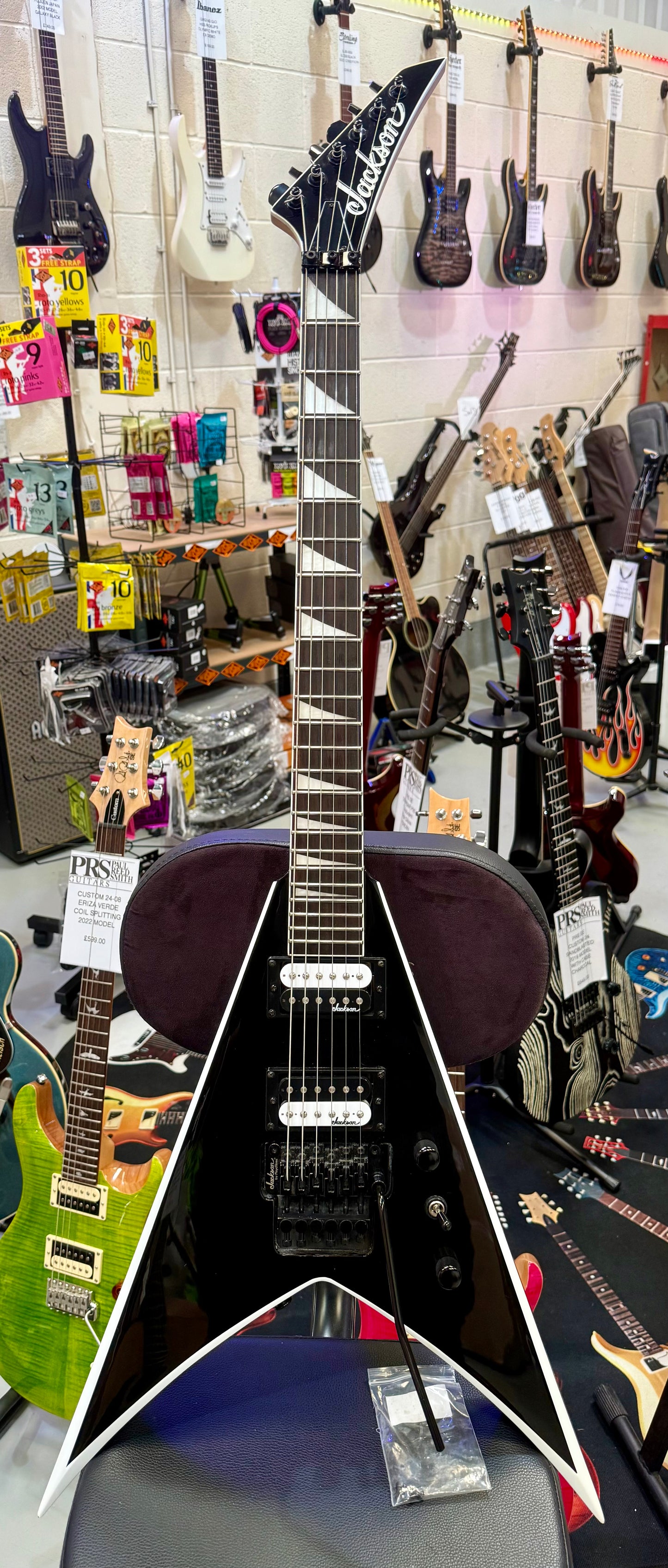 🔥 Jackson JS32 King V In Gloss Black & White Binding~ Floyd Rose~ Flying V 🔥