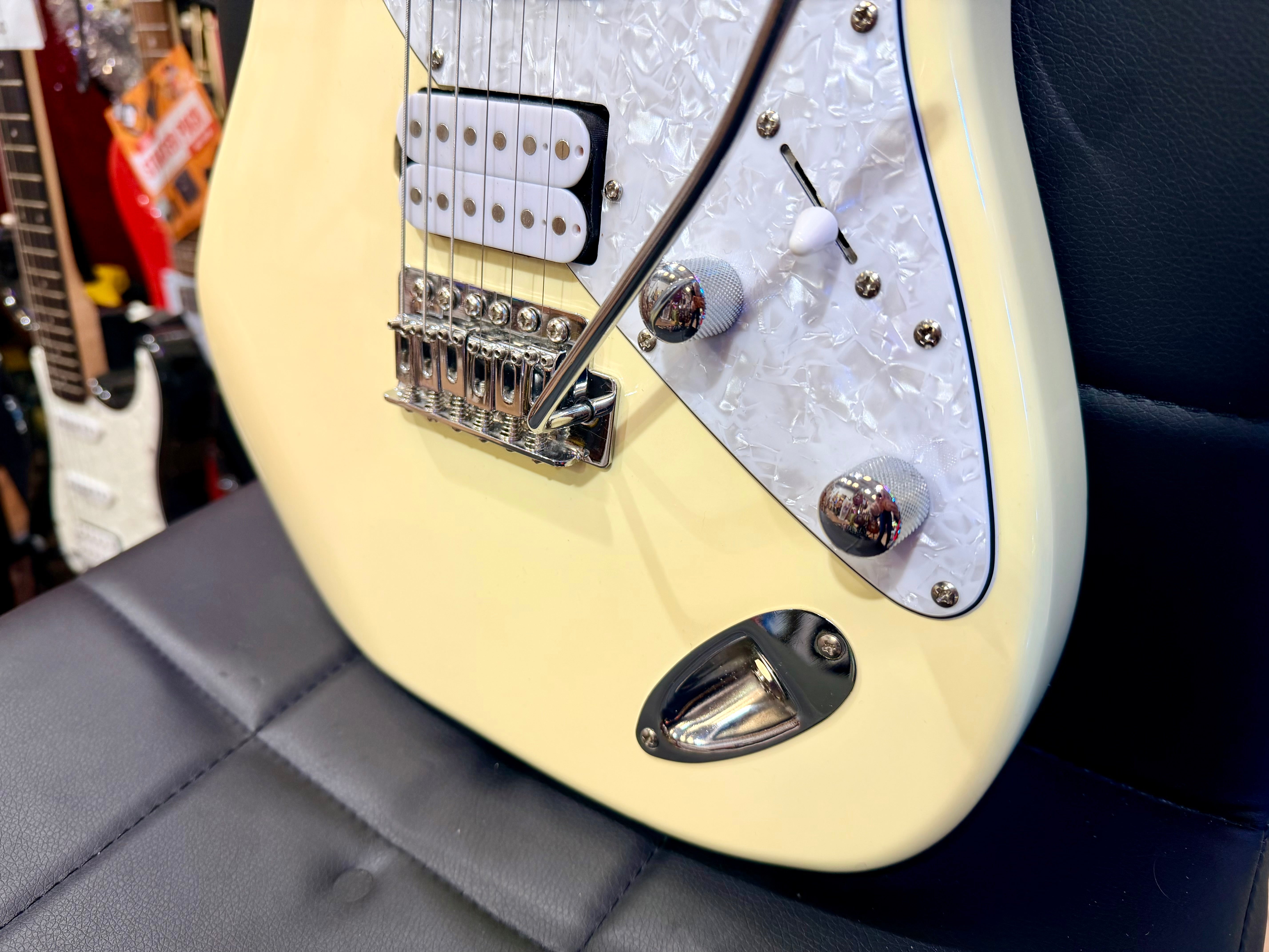 🎸 Aria Pro II 714 Strat Shape Electric Guitar~ Vintage White~ HSS Pickups 🎸