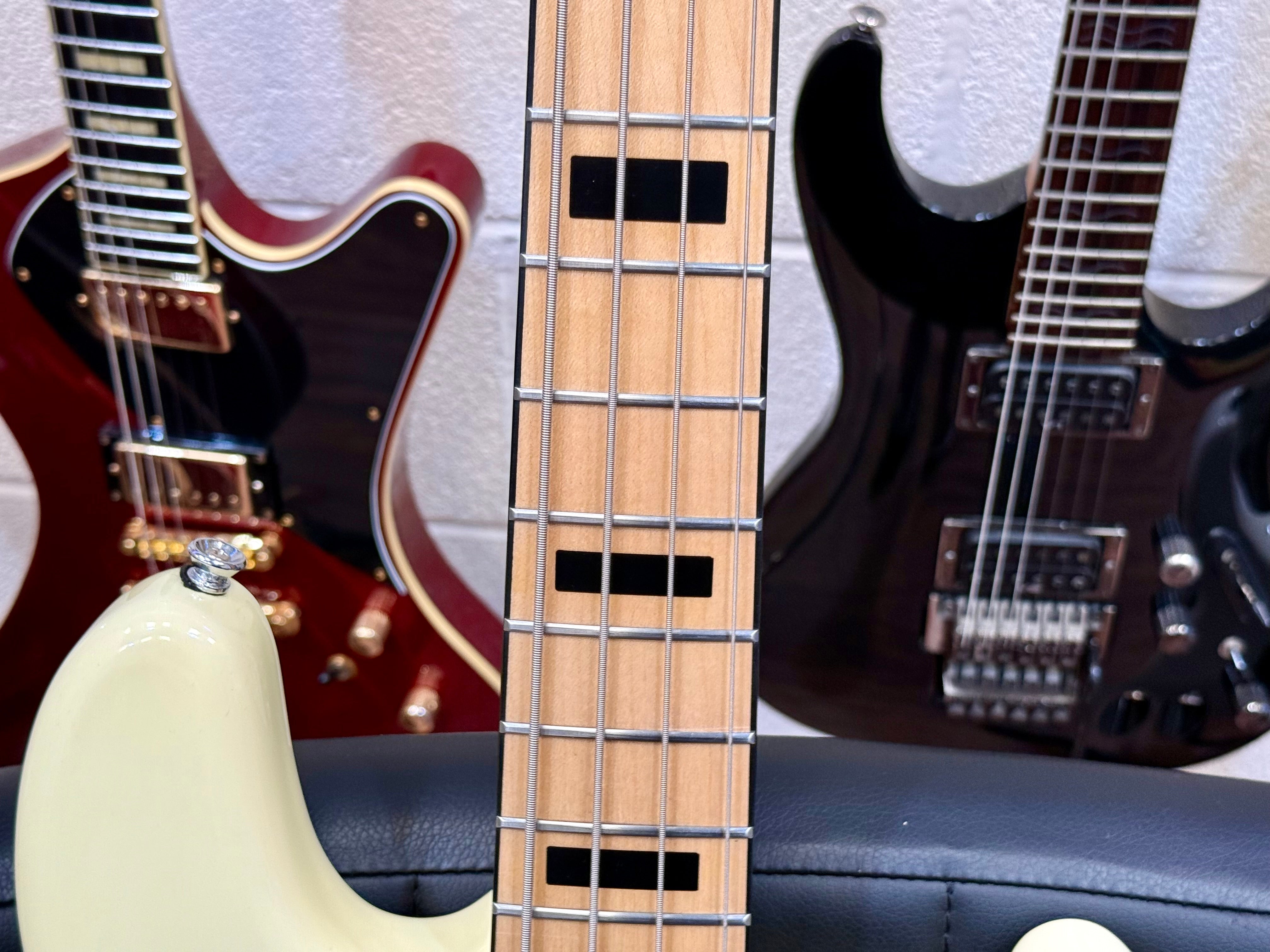 🎸 Vintage VJ74 Reissued~ Maple Fingerboard Jazz Bass Guitar ~ Vintage White 🎸