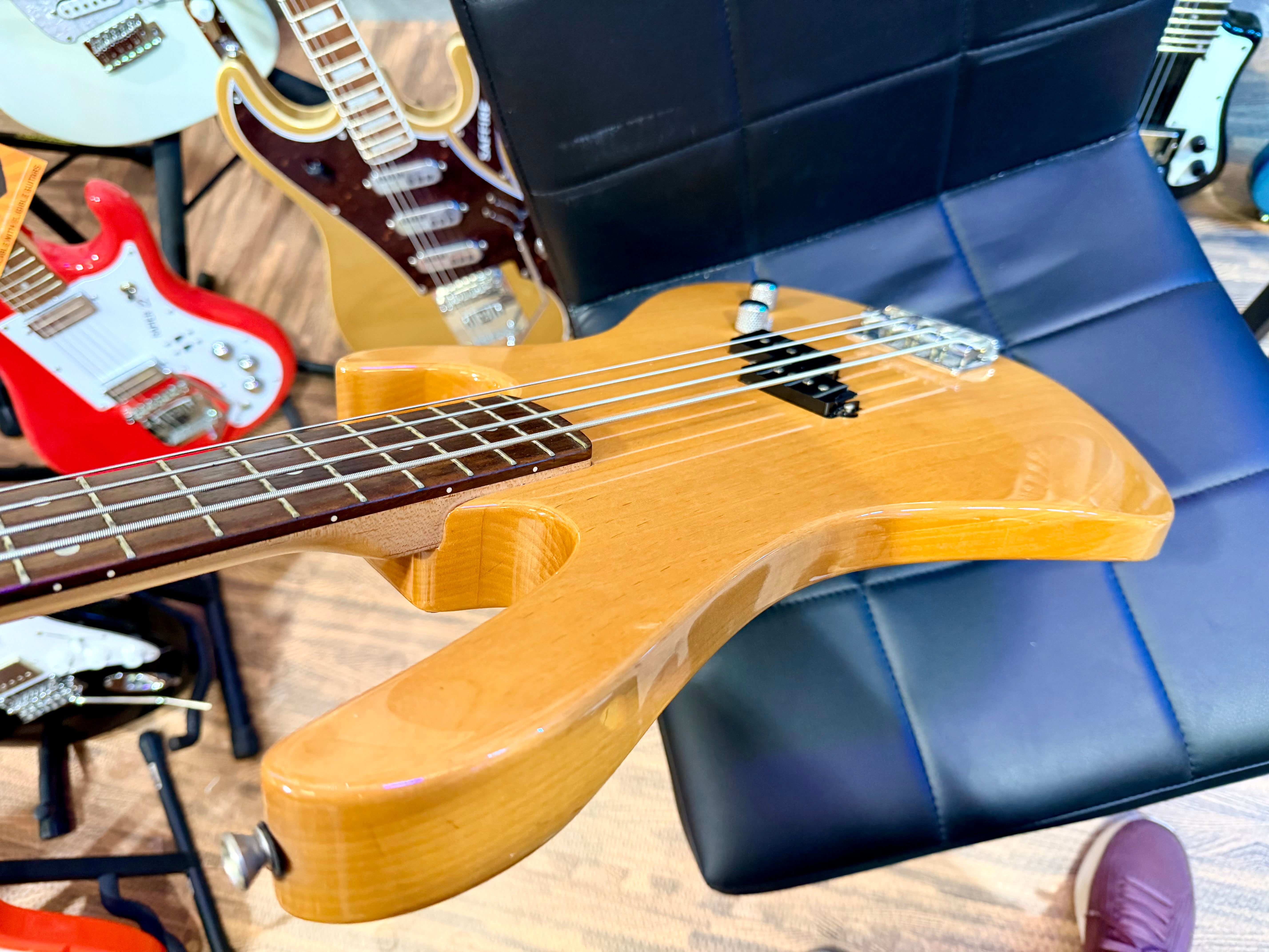 🎸 Washburn XB100 Electric Bass Guitar~ Hard Case~ Natural Gloss 🎸