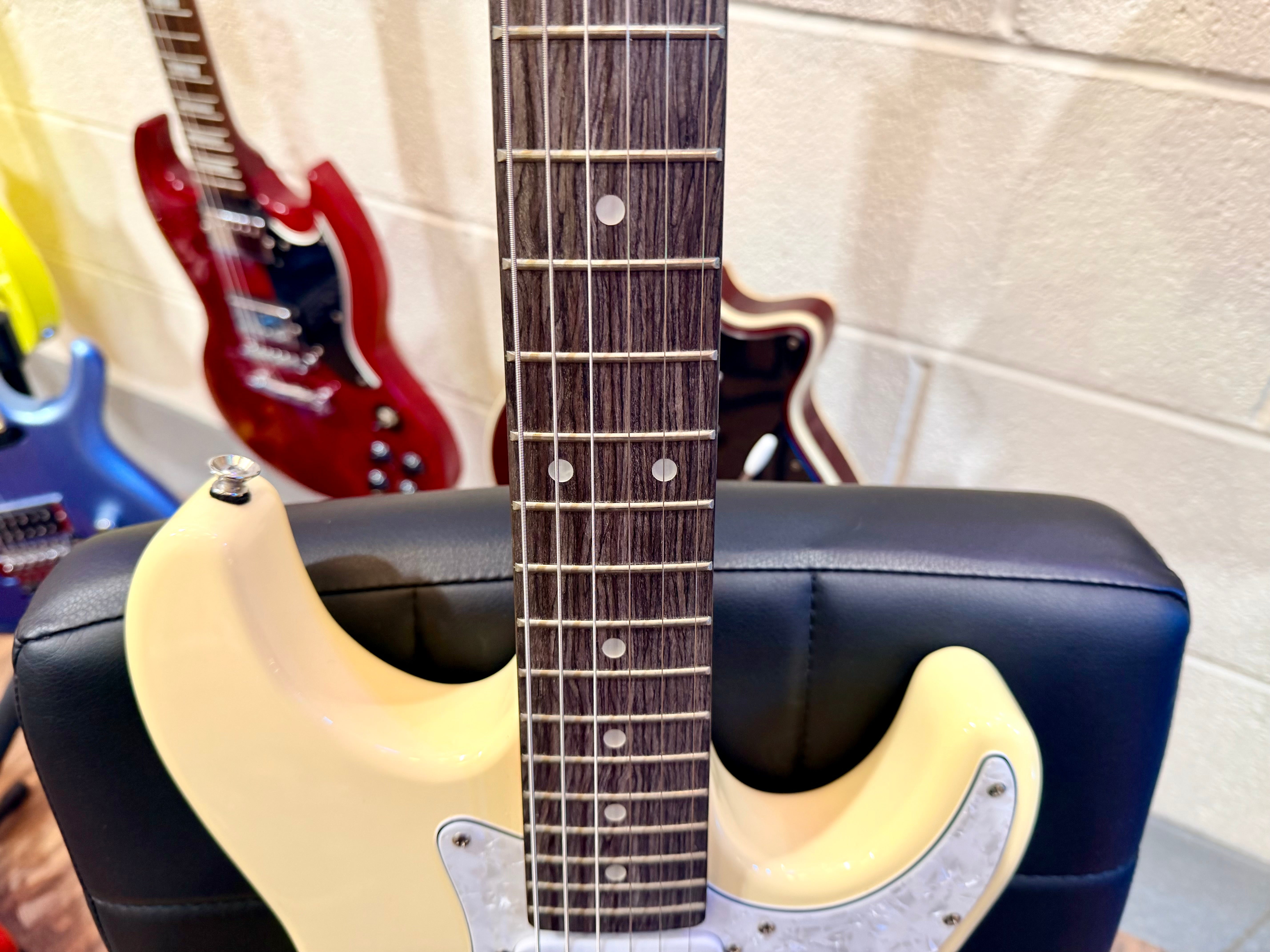 🎸 Aria Pro II 714 Strat Shape Electric Guitar~ Vintage White~ HSS Pickups 🎸