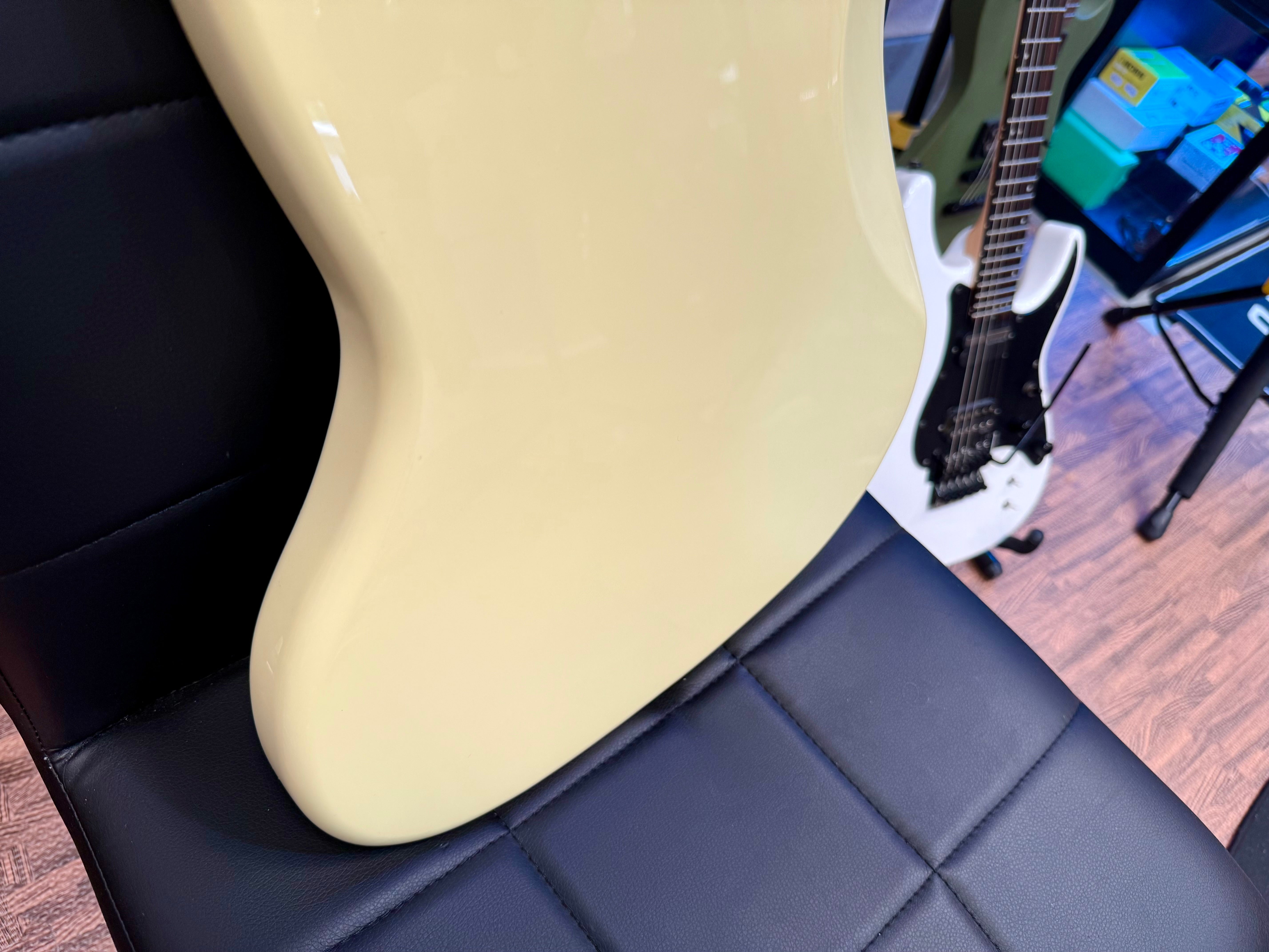 🎸 Vintage VJ74 Reissued~ Maple Fingerboard Jazz Bass Guitar ~ Vintage White 🎸